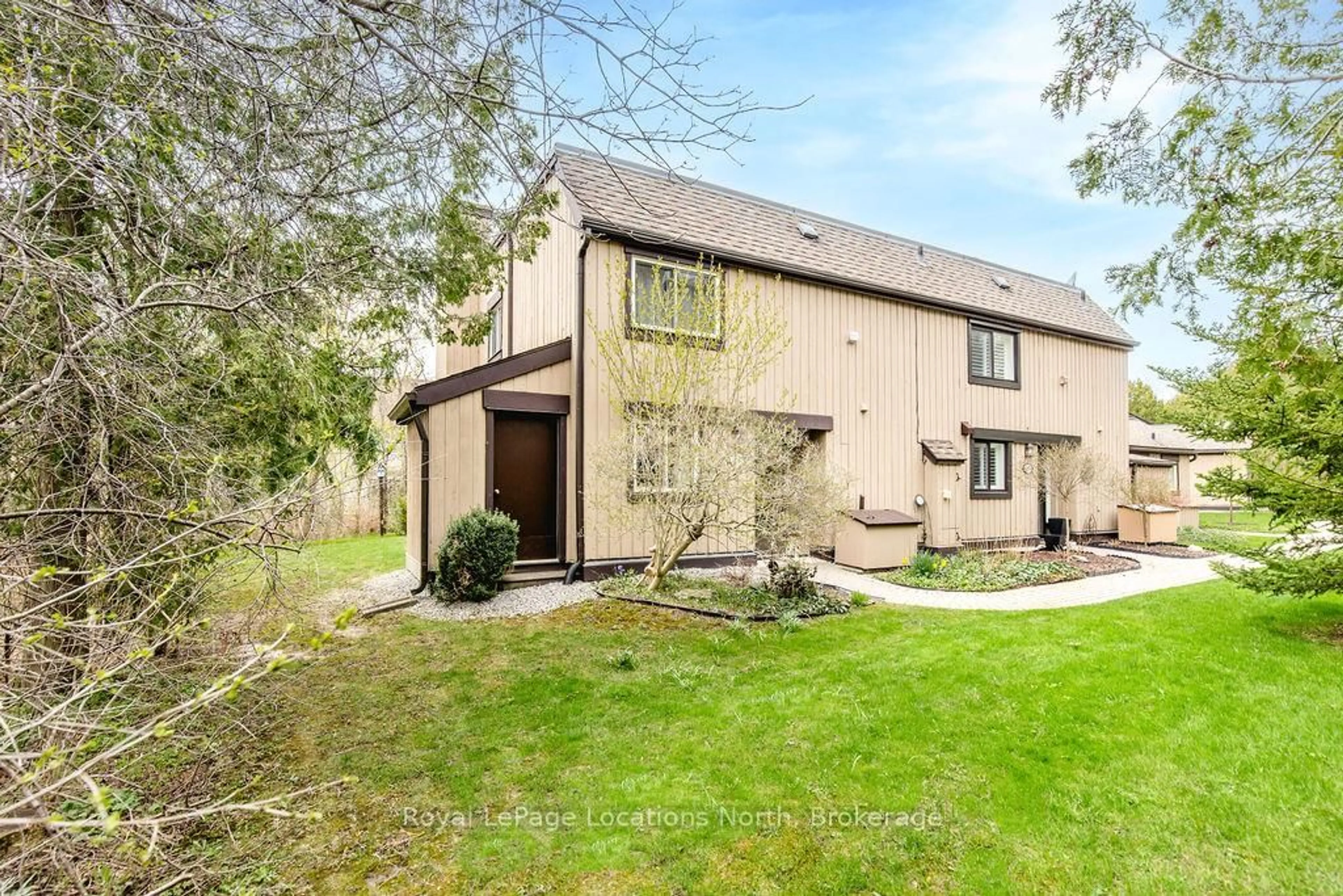 A pic from outside/outdoor area/front of a property/back of a property/a pic from drone, street for 112 Escarpment Cres, Collingwood Ontario L9Y 5B4