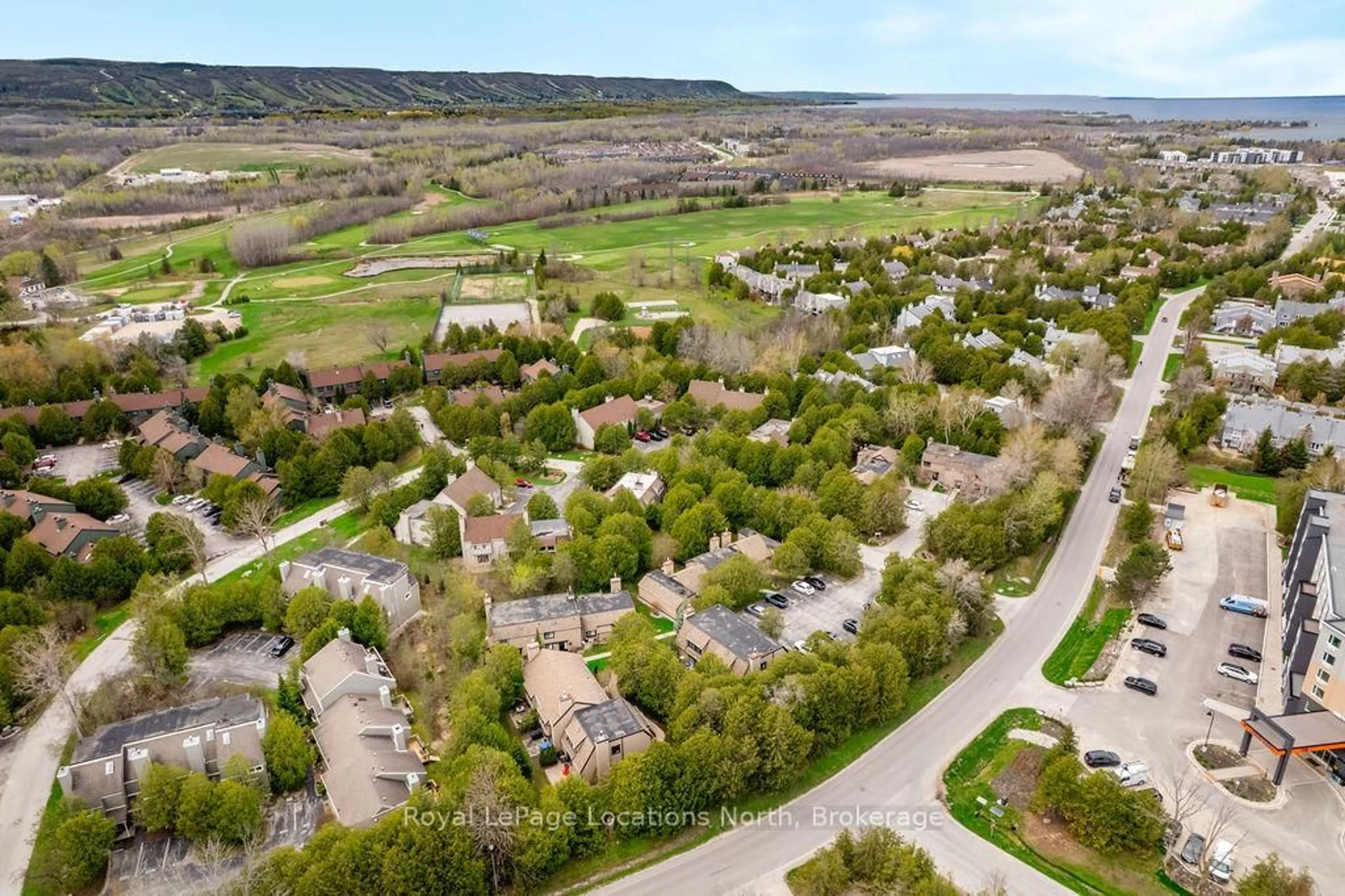 A pic from outside/outdoor area/front of a property/back of a property/a pic from drone, street for 112 Escarpment Cres, Collingwood Ontario L9Y 5B4