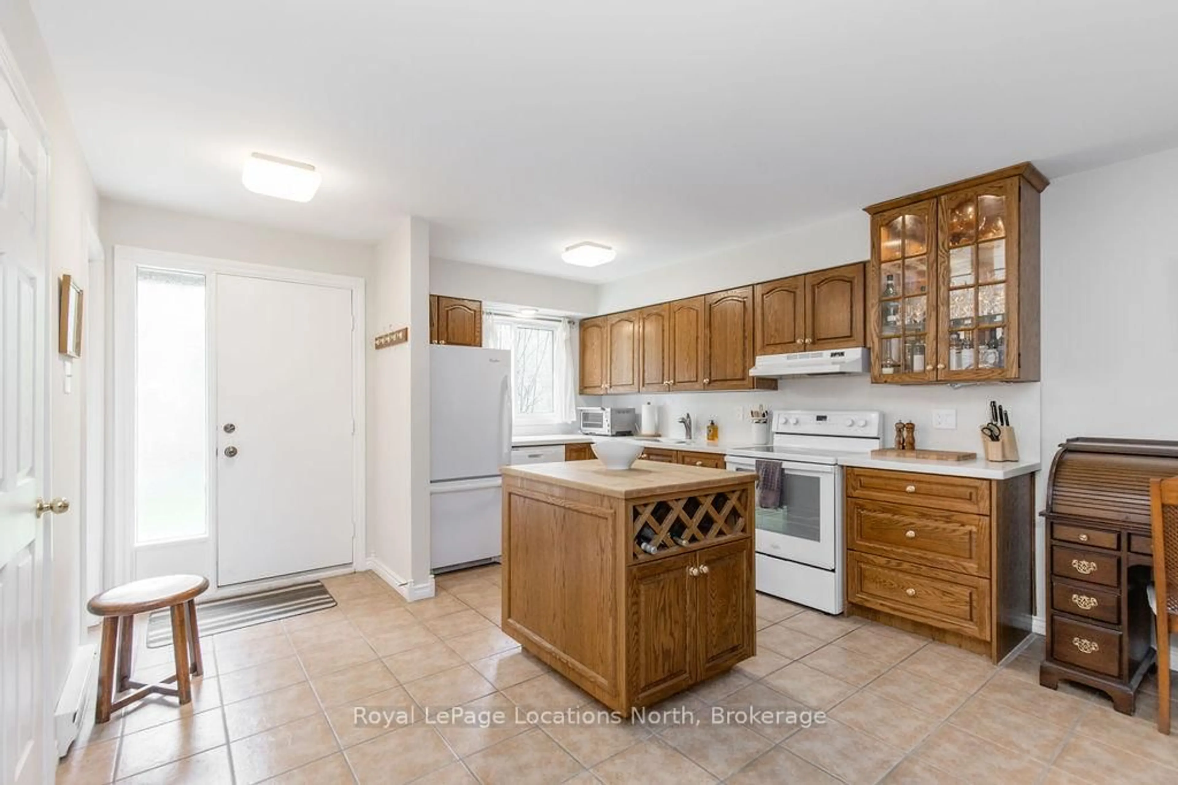 Standard kitchen, ceramic/tile floor for 112 Escarpment Cres, Collingwood Ontario L9Y 5B4