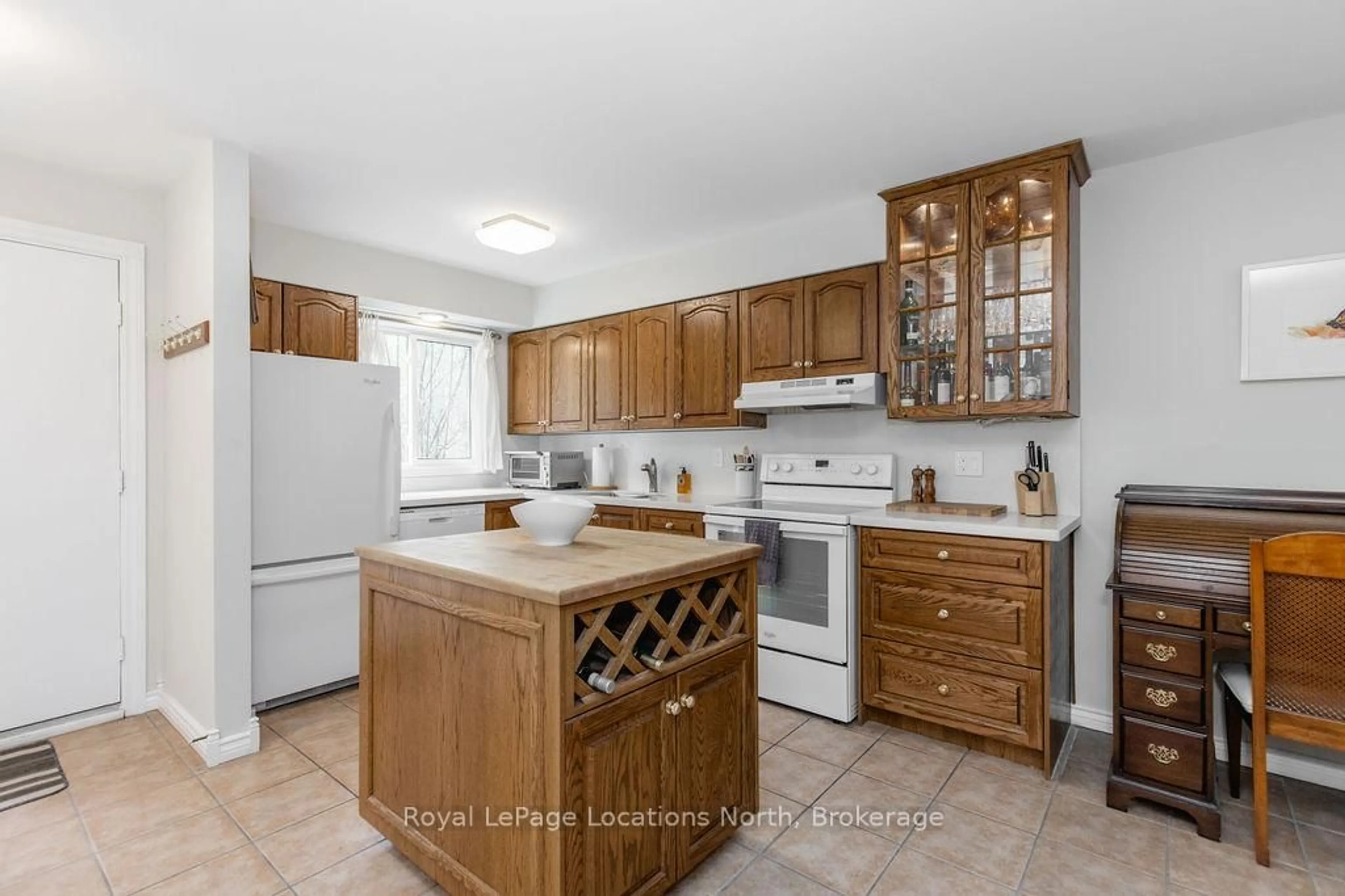 Standard kitchen, ceramic/tile floor for 112 Escarpment Cres, Collingwood Ontario L9Y 5B4