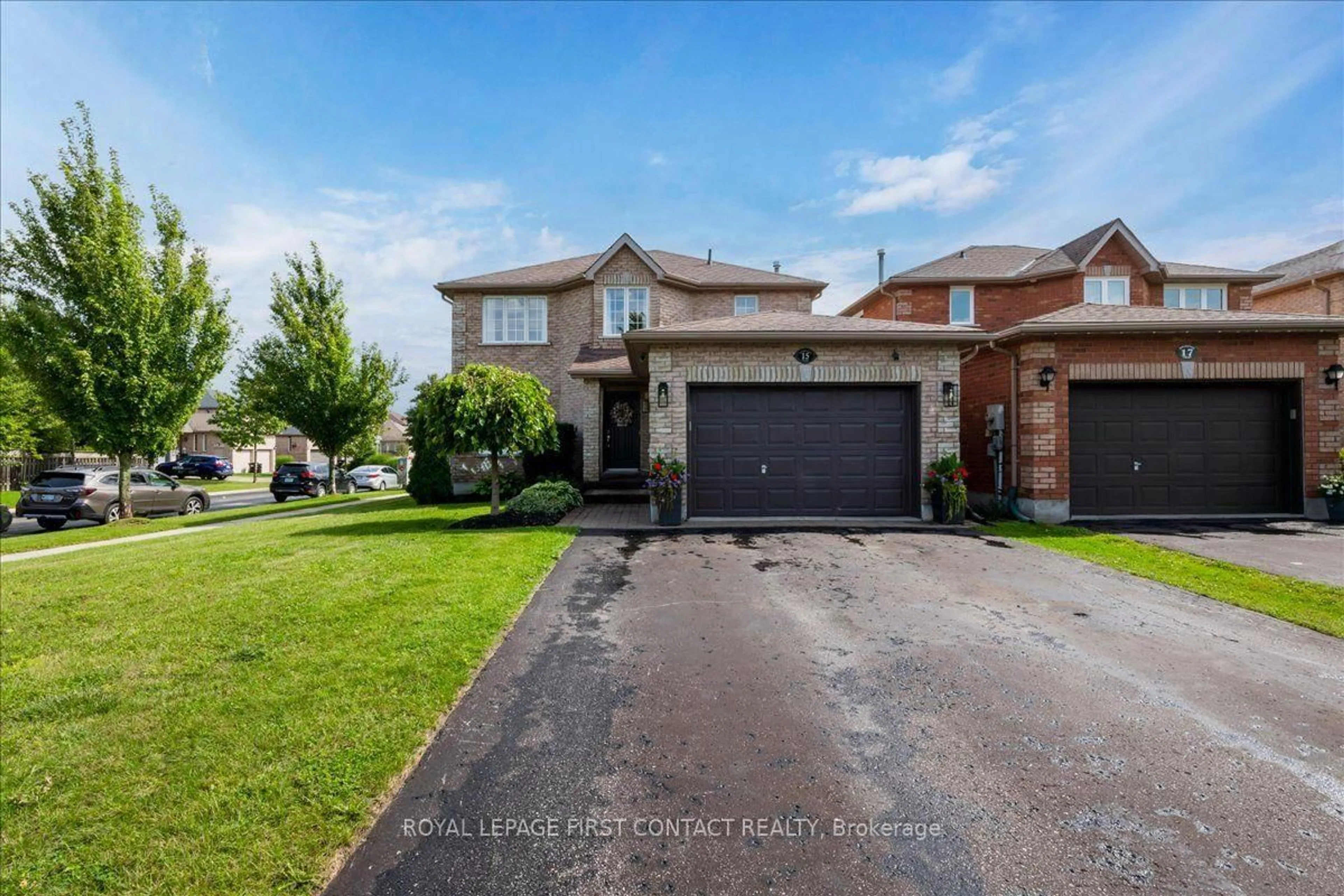 A pic from outside/outdoor area/front of a property/back of a property/a pic from drone, street for 15 Sherwood Crt, Barrie Ontario L4N 9V2