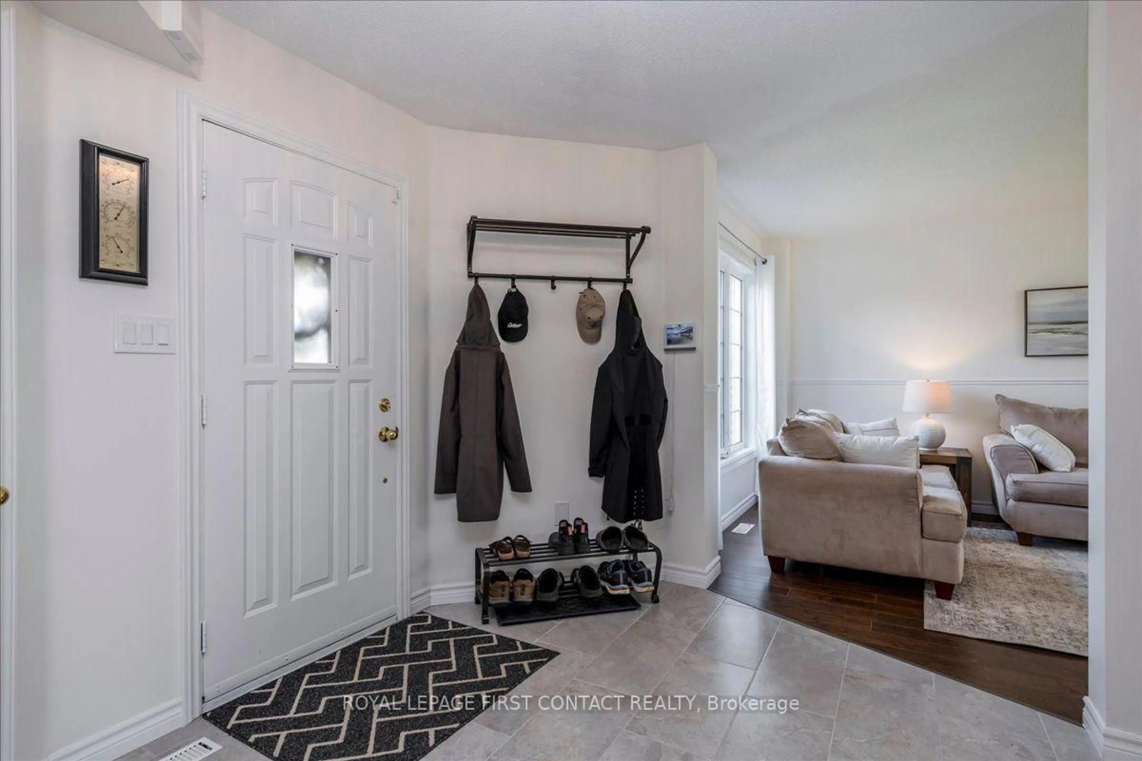 Indoor entryway for 15 Sherwood Crt, Barrie Ontario L4N 9V2