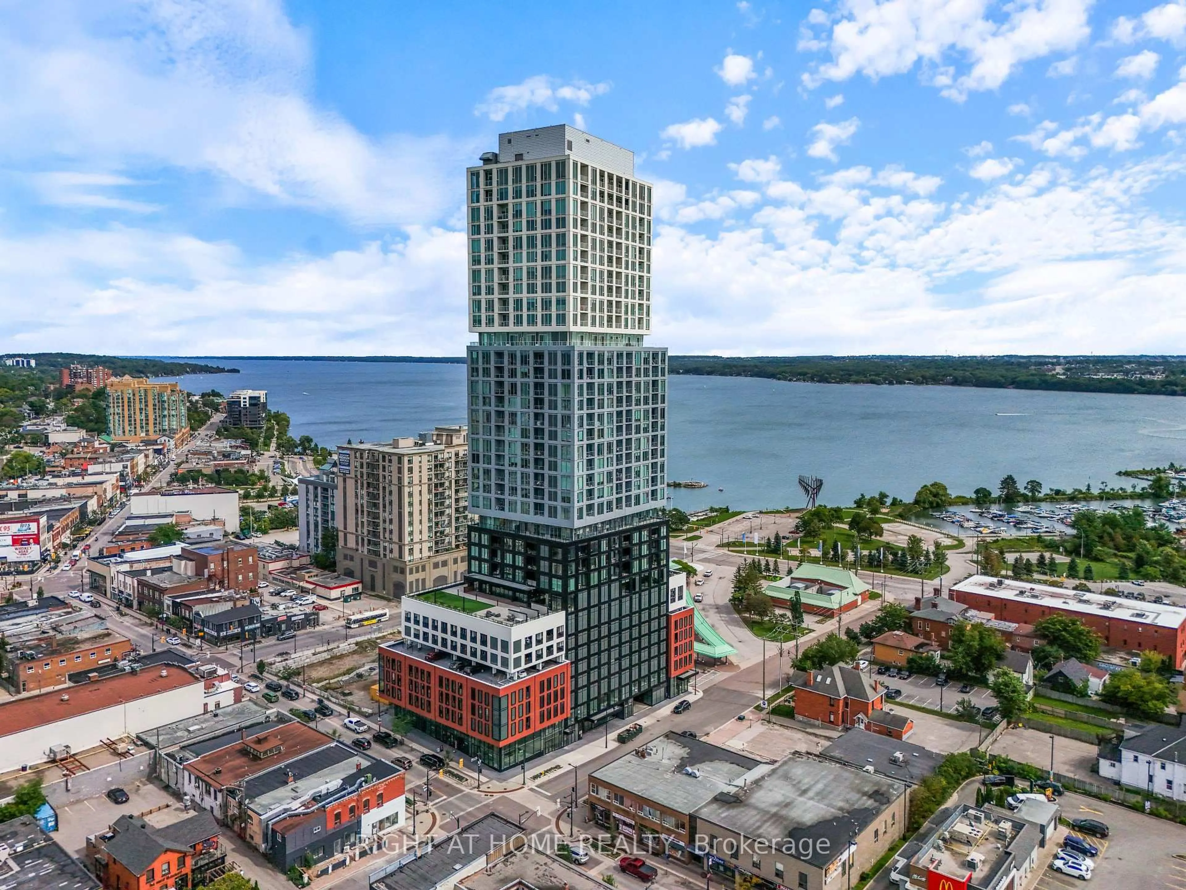 A pic from outside/outdoor area/front of a property/back of a property/a pic from drone, city buildings view from balcony for 39 Mary St, Barrie Ontario L4N 1S9