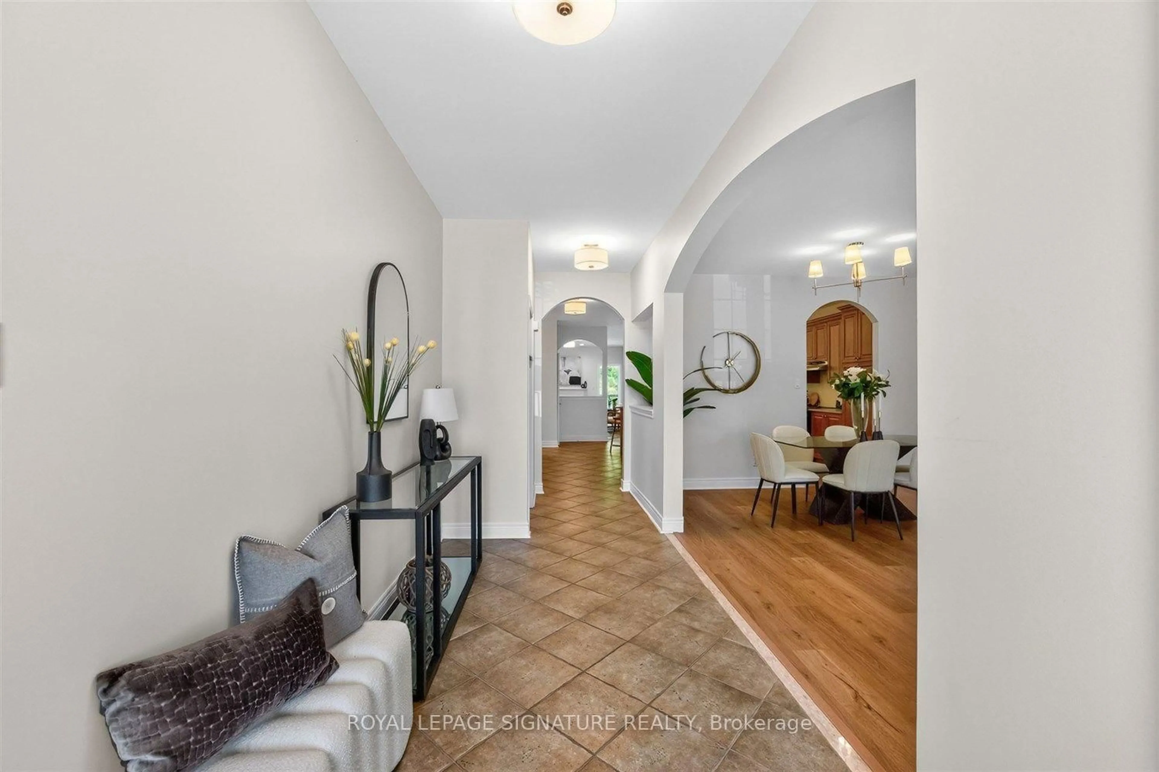 Indoor entryway for 10 Purt Crt, Barrie Ontario L4N 9K7