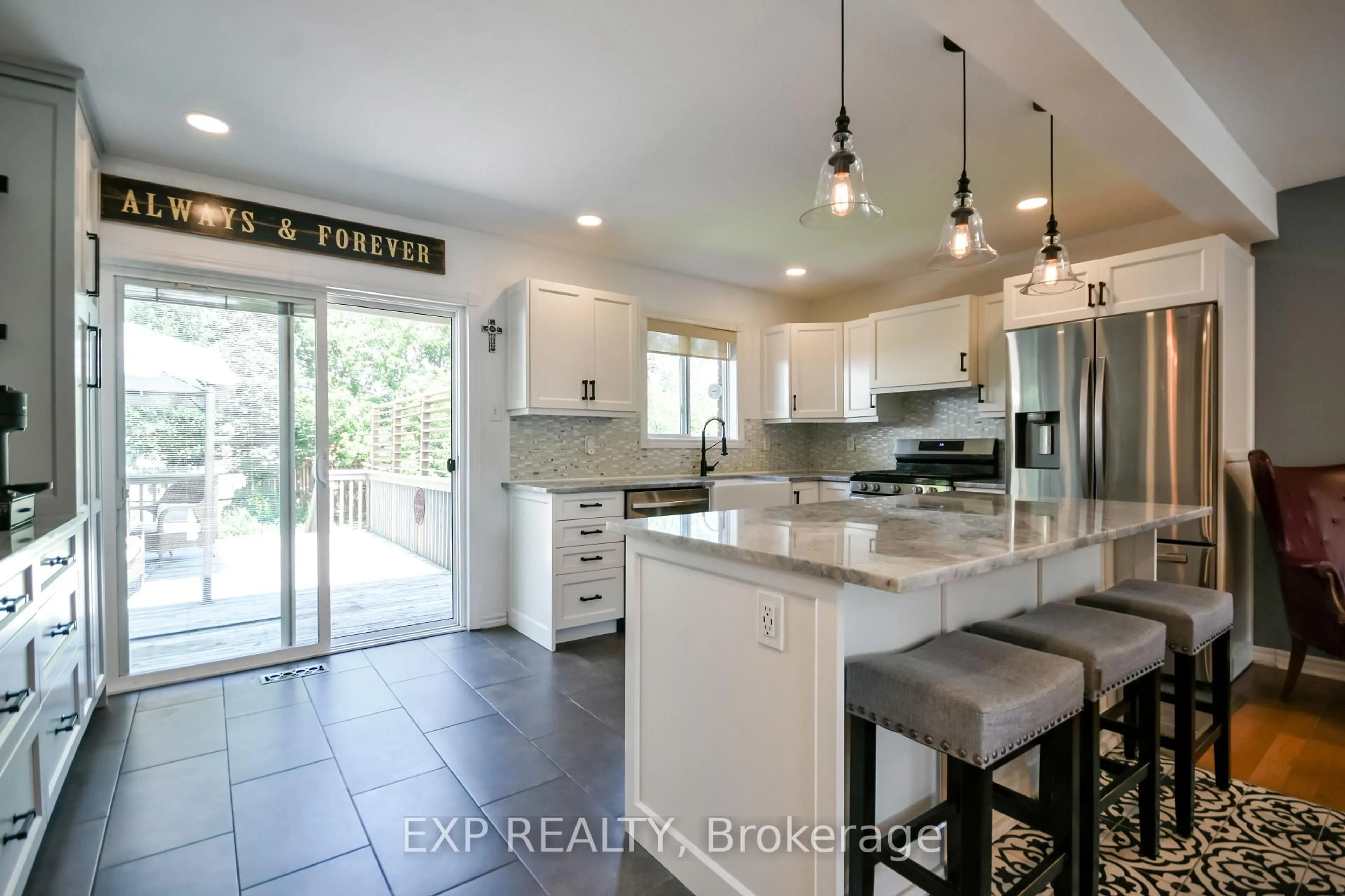 Open concept kitchen, ceramic/tile floor for 7 Hunter Crt, Springwater Ontario L0L 1P0