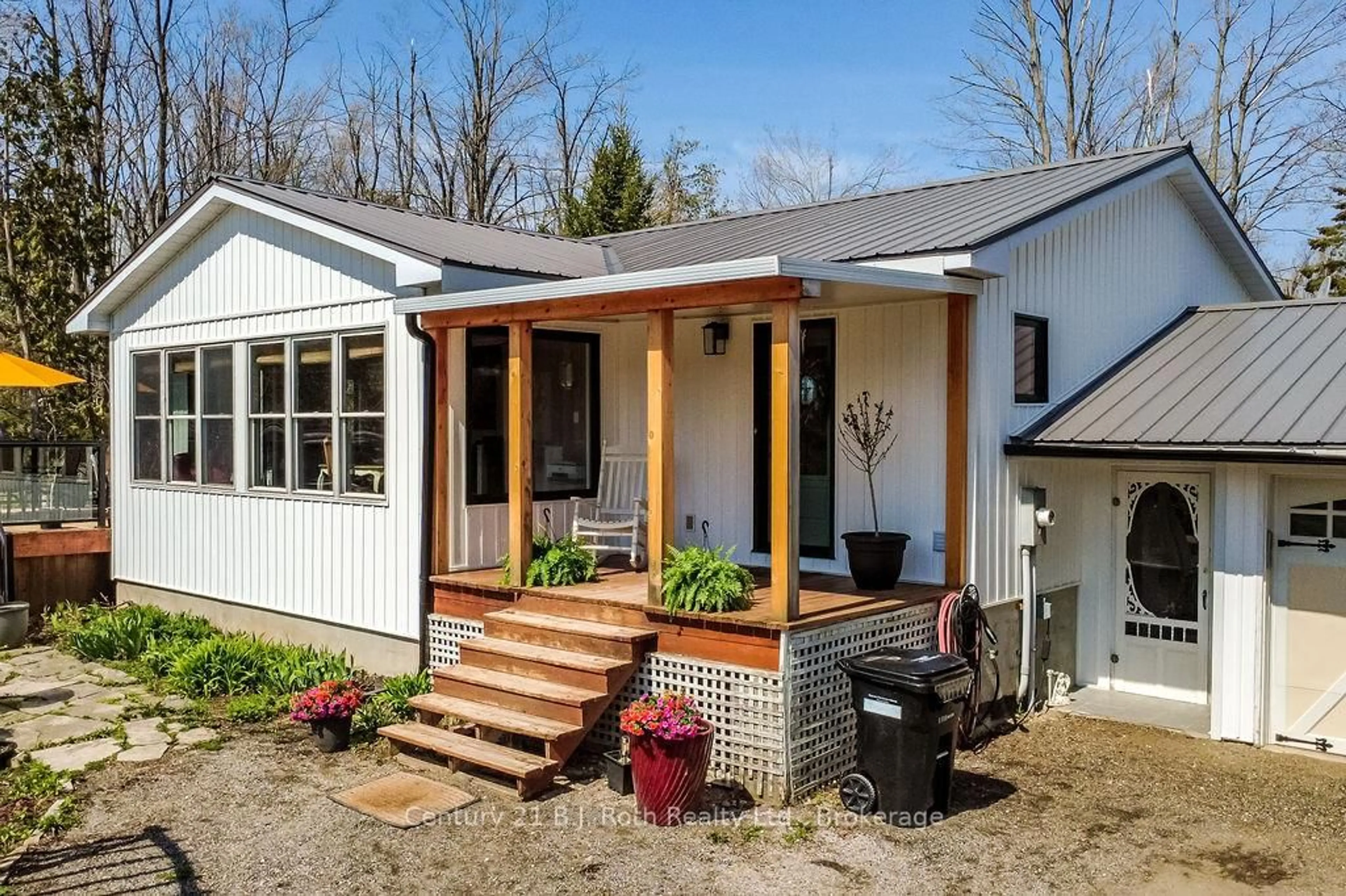 Home with vinyl exterior material, street for 465 Ridge Rd, Oro-Medonte Ontario L0L 2E0