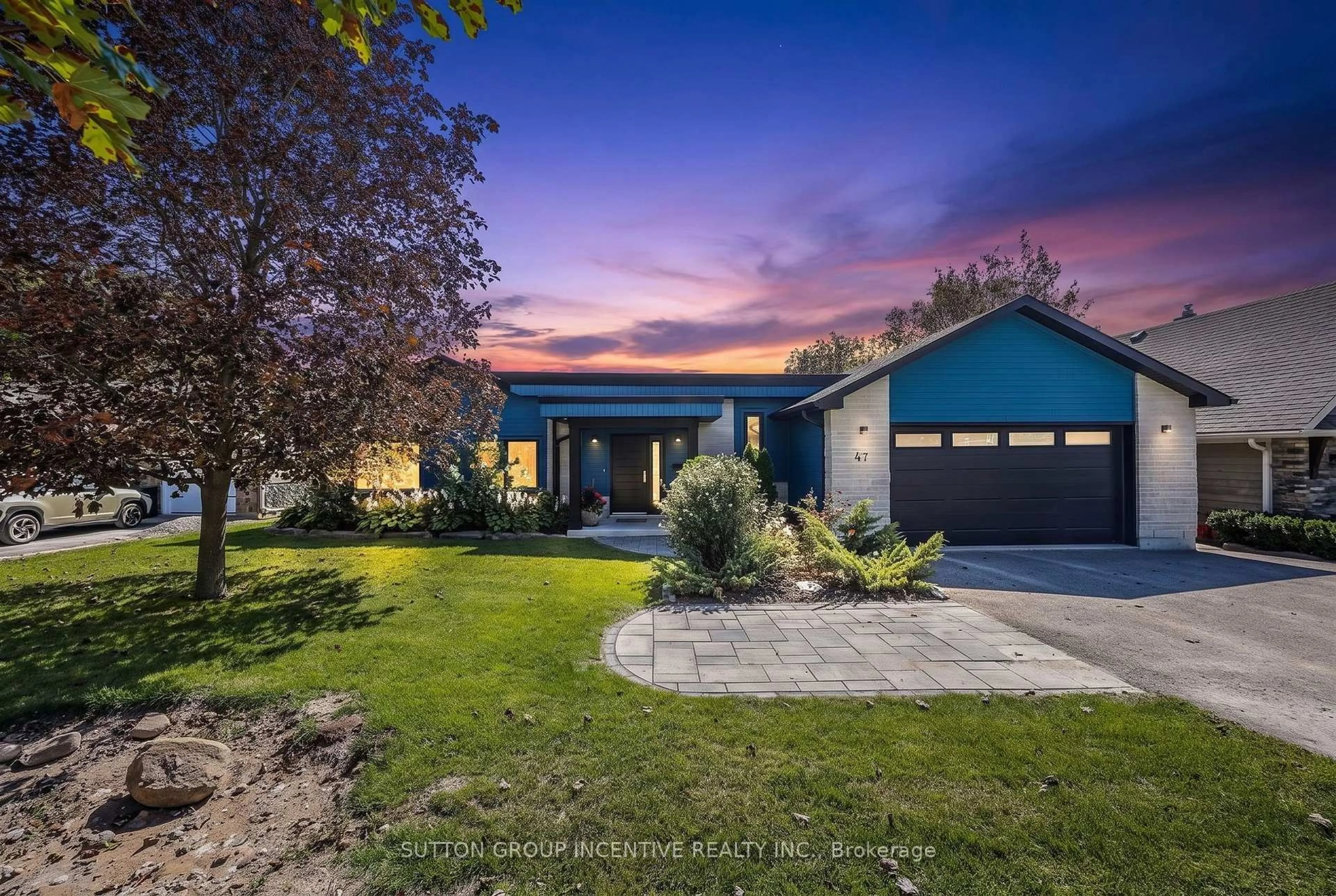A pic from outside/outdoor area/front of a property/back of a property/a pic from drone, street for 47 Shanty Bay Rd, Barrie Ontario L4M 1C9