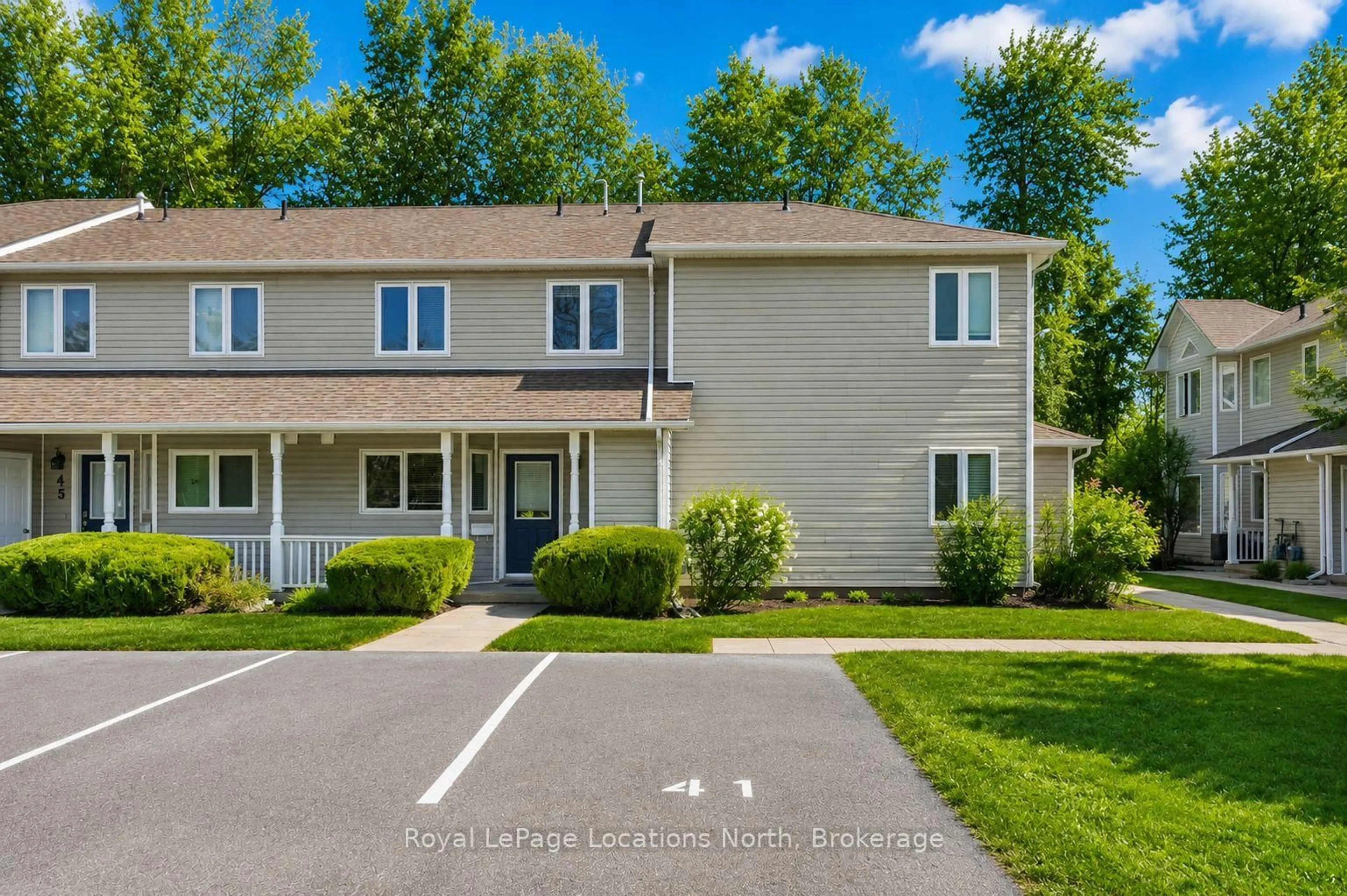 A pic from outside/outdoor area/front of a property/back of a property/a pic from drone, street for 43 SUNDIAL Crt, Collingwood Ontario L9Y 5E5