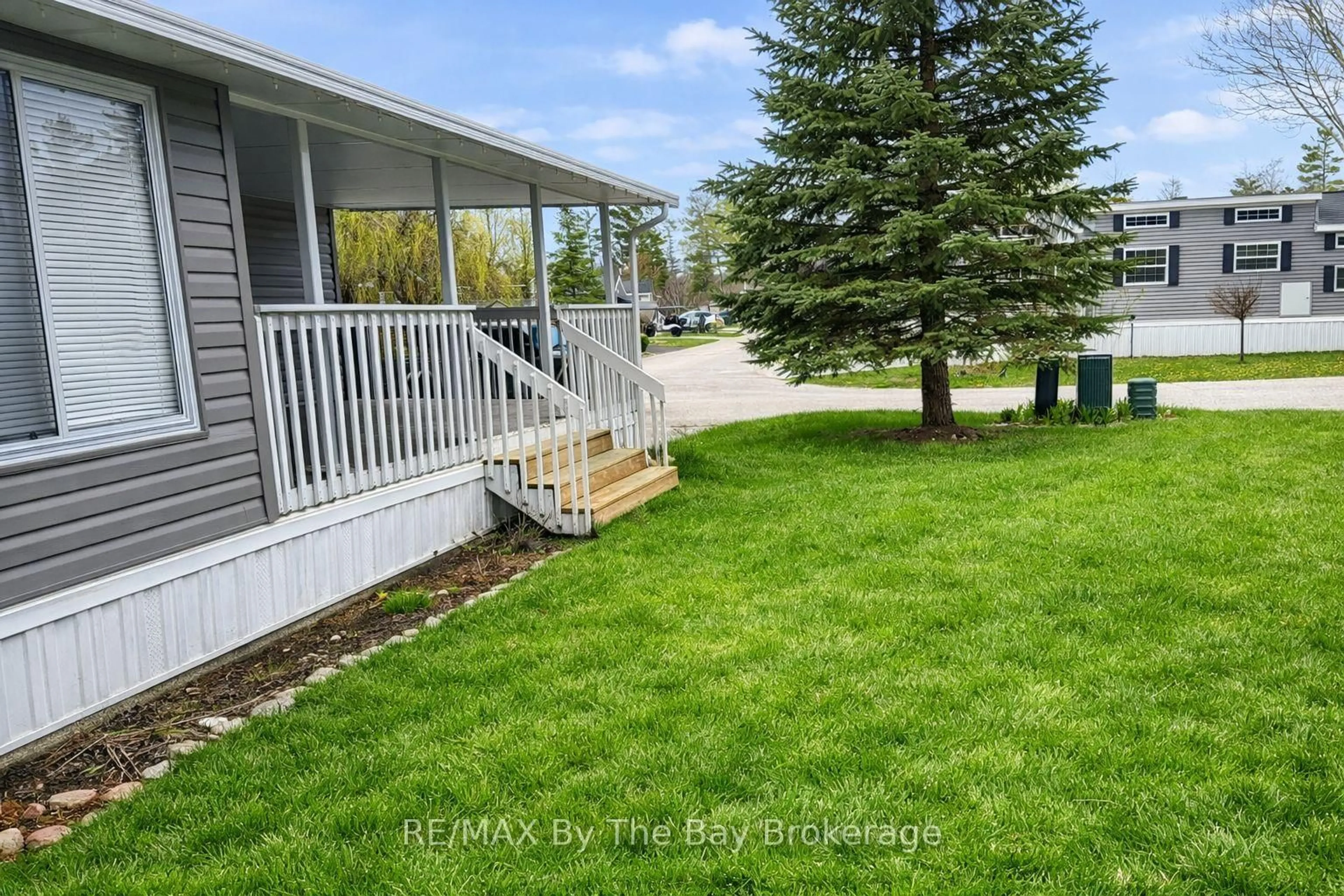 Home with vinyl exterior material, water/lake/river/ocean view for 83 MADAWASKA Tr, Wasaga Beach Ontario L9Z 1X7