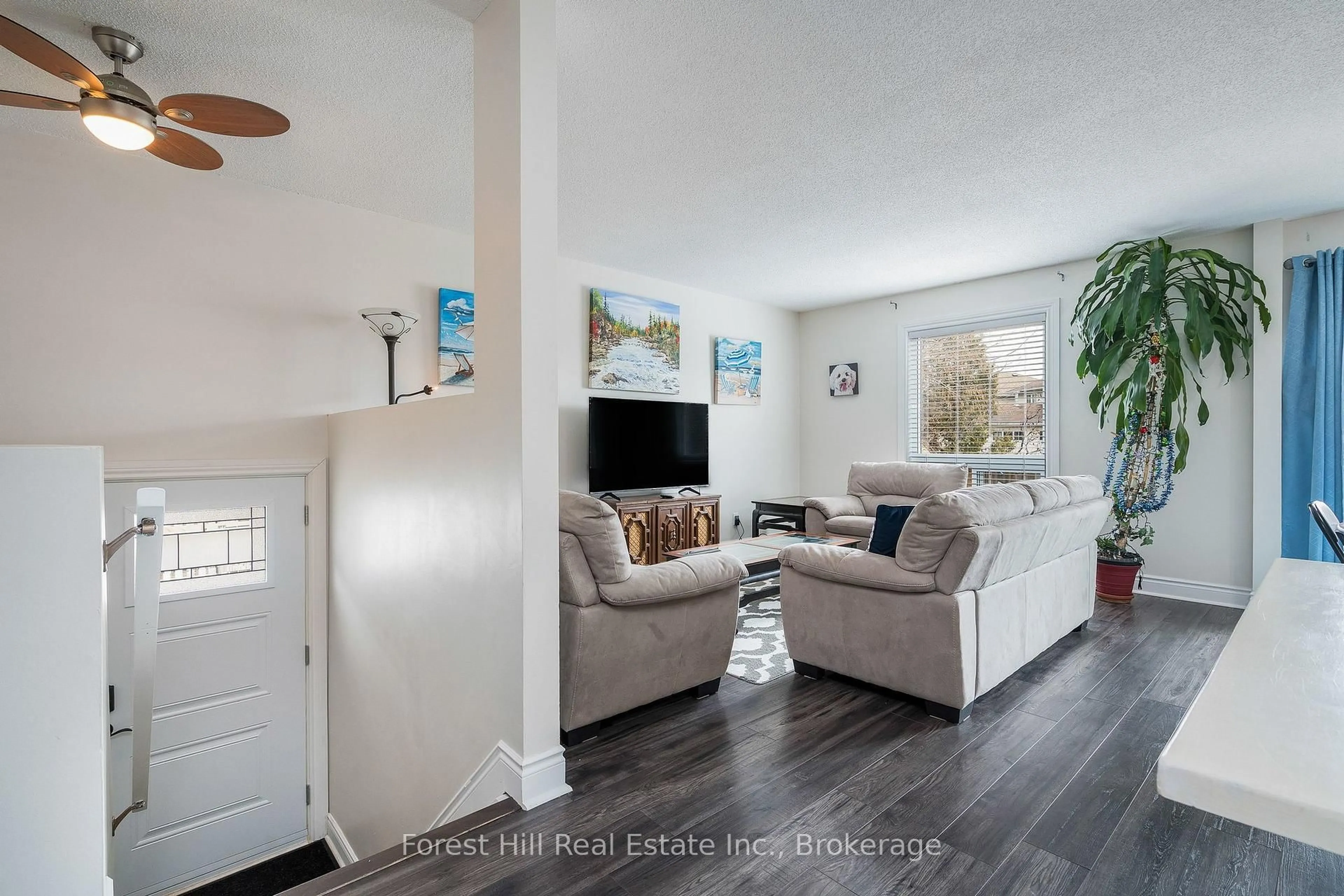 Living room with furniture, unknown for 29 Dillon Dr, Collingwood Ontario L9Y 4S3