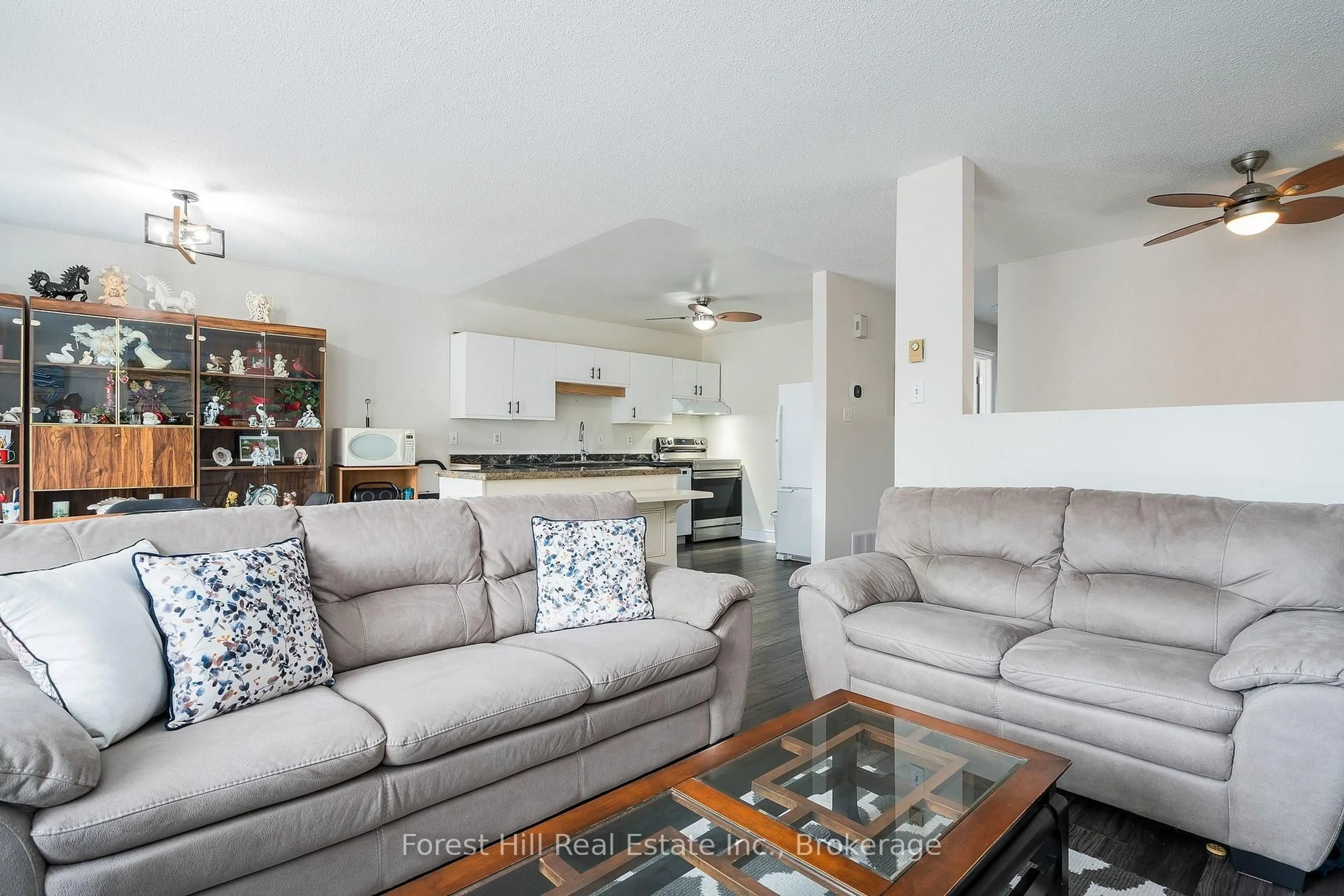 Living room with furniture, unknown for 29 Dillon Dr, Collingwood Ontario L9Y 4S3