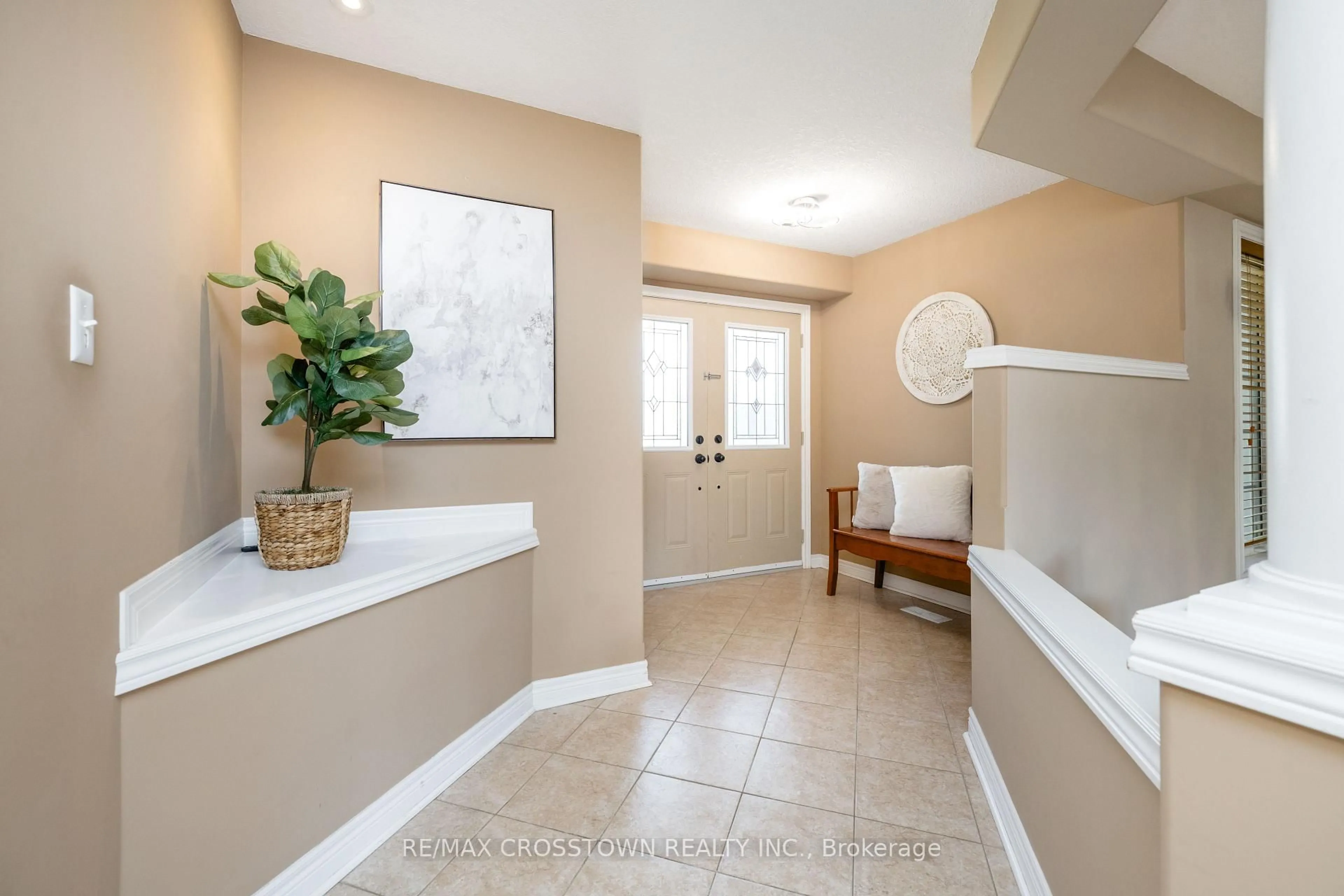 Indoor entryway for 89 Sovereign's Gate, Barrie Ontario L4N 0Y9