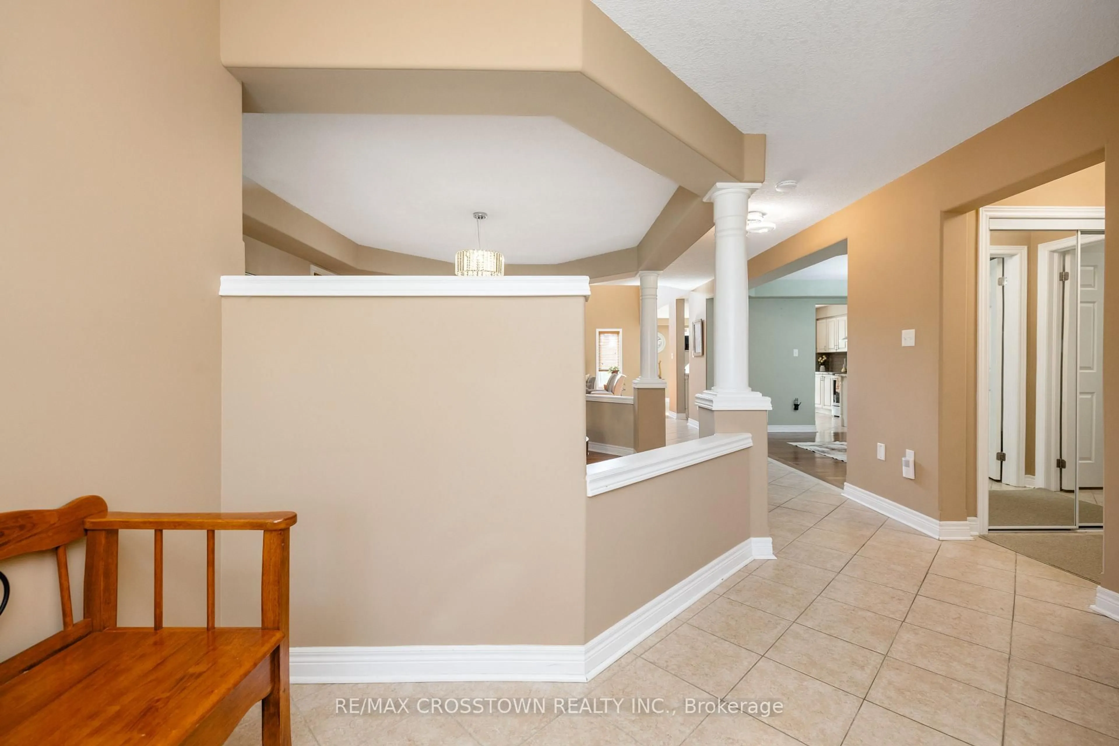 Indoor foyer for 89 Sovereign's Gate, Barrie Ontario L4N 0Y9
