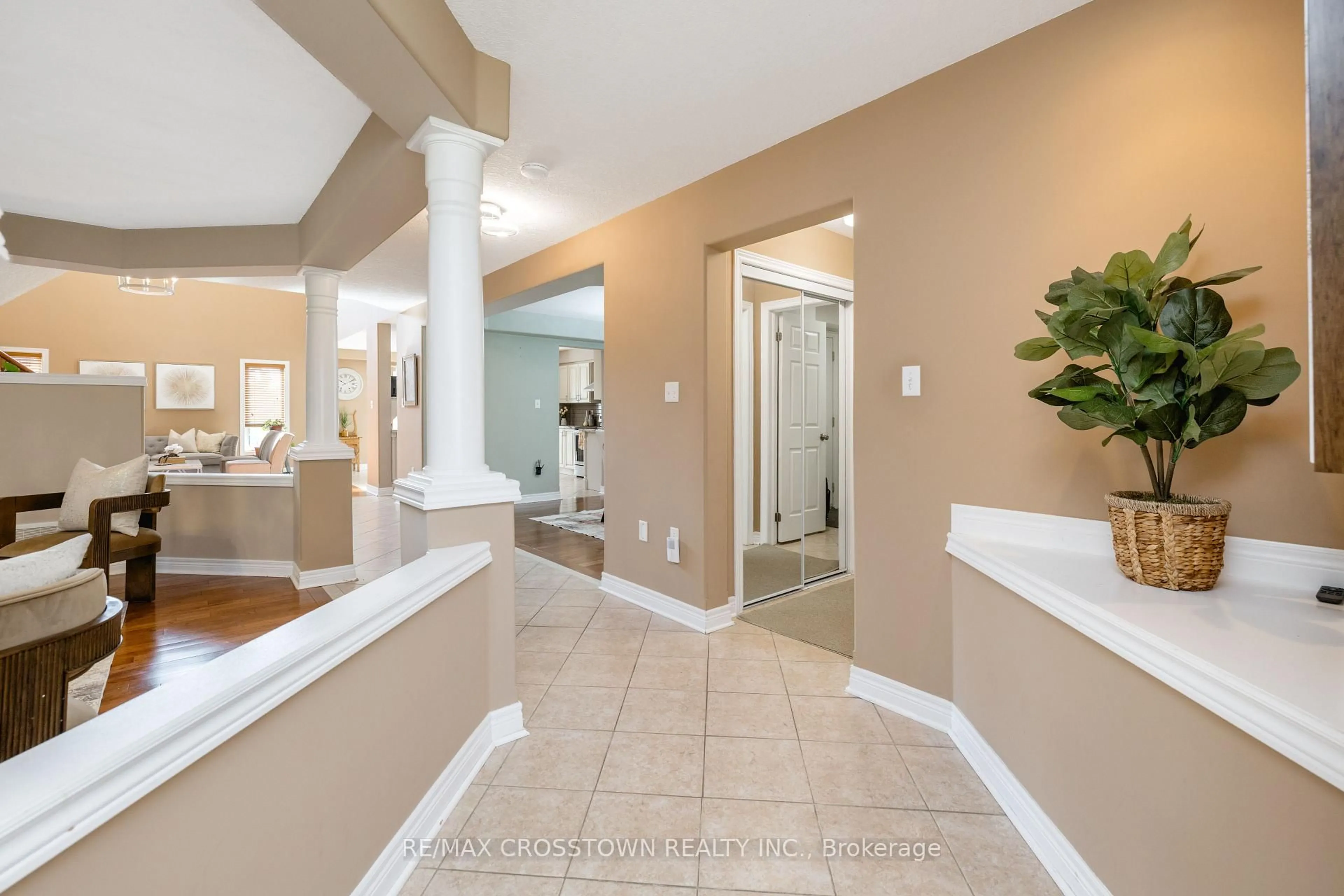 Indoor foyer for 89 Sovereign's Gate, Barrie Ontario L4N 0Y9