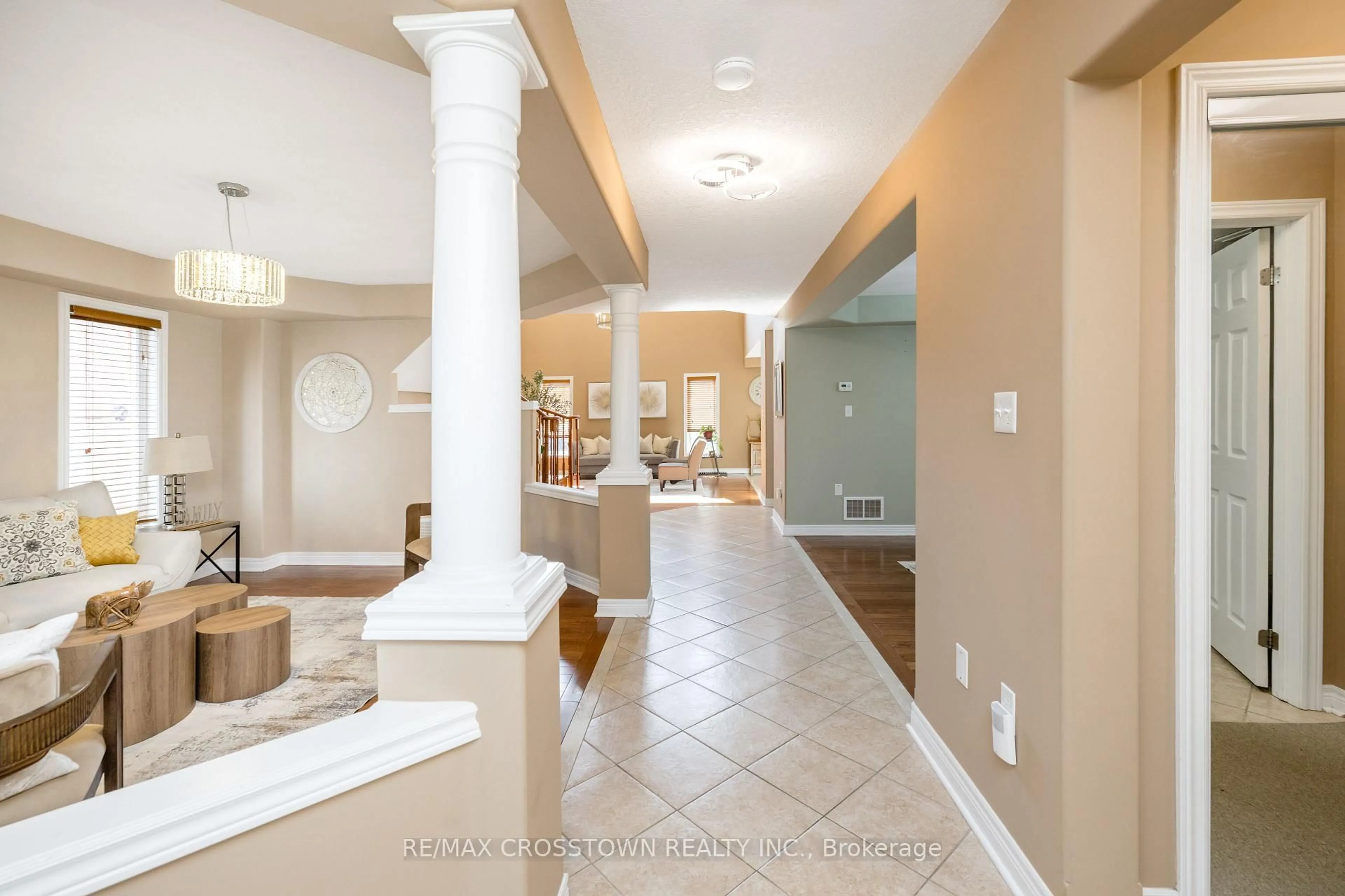 Indoor entryway for 89 Sovereign's Gate, Barrie Ontario L4N 0Y9