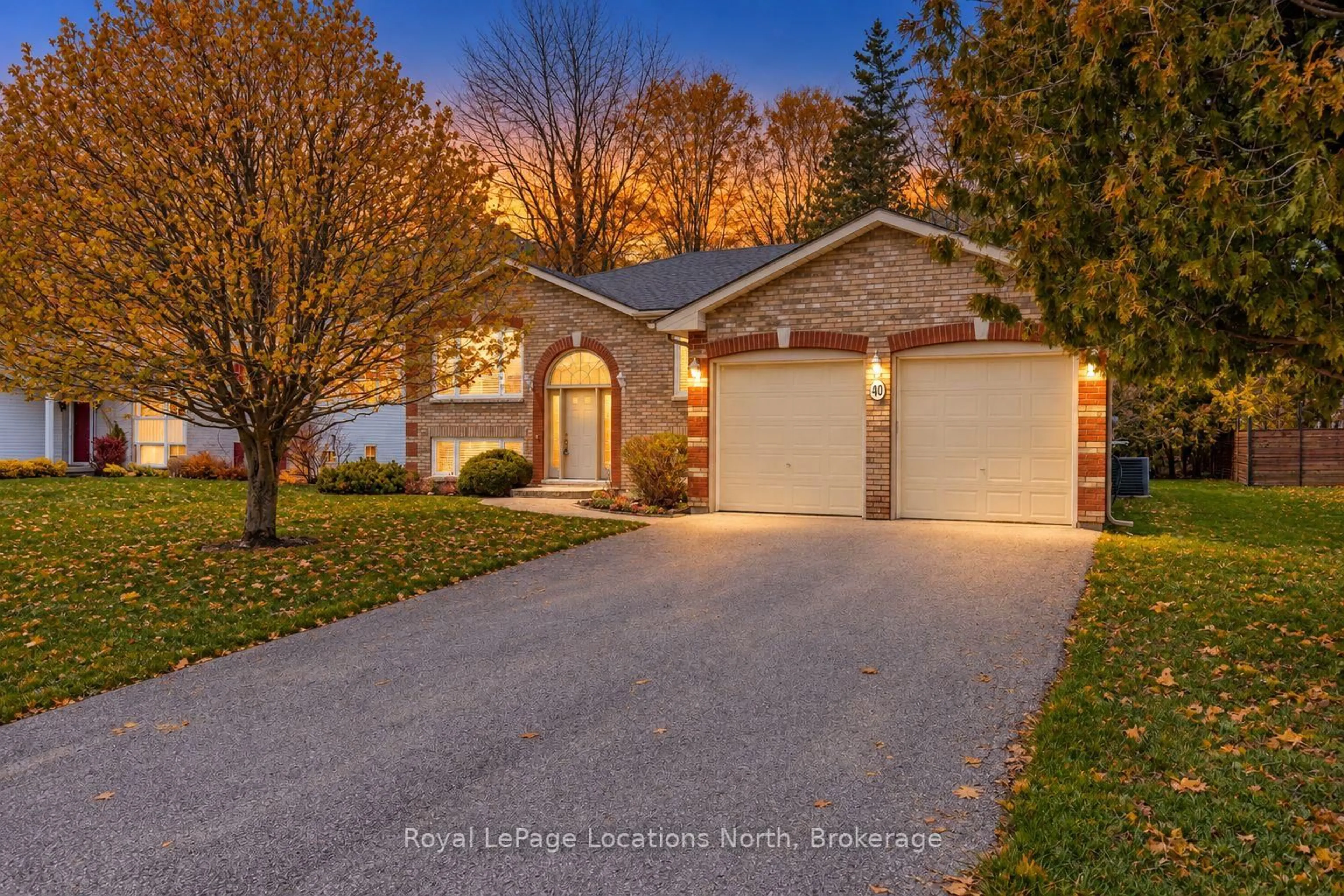 Home with brick exterior material, street for 40 Fairway Cres, Wasaga Beach Ontario L9Z 1B8