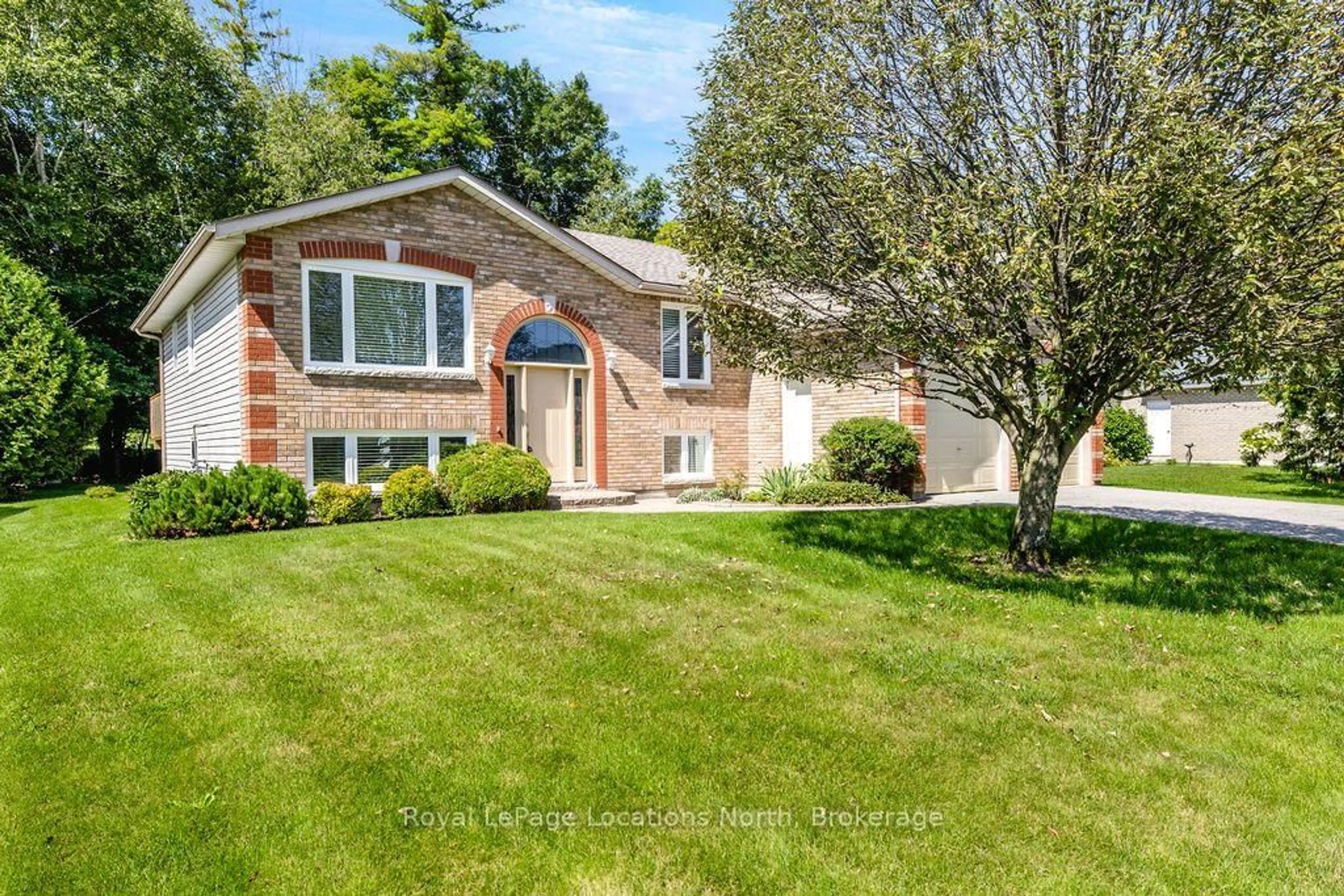 Home with brick exterior material, street for 40 Fairway Cres, Wasaga Beach Ontario L9Z 1B8