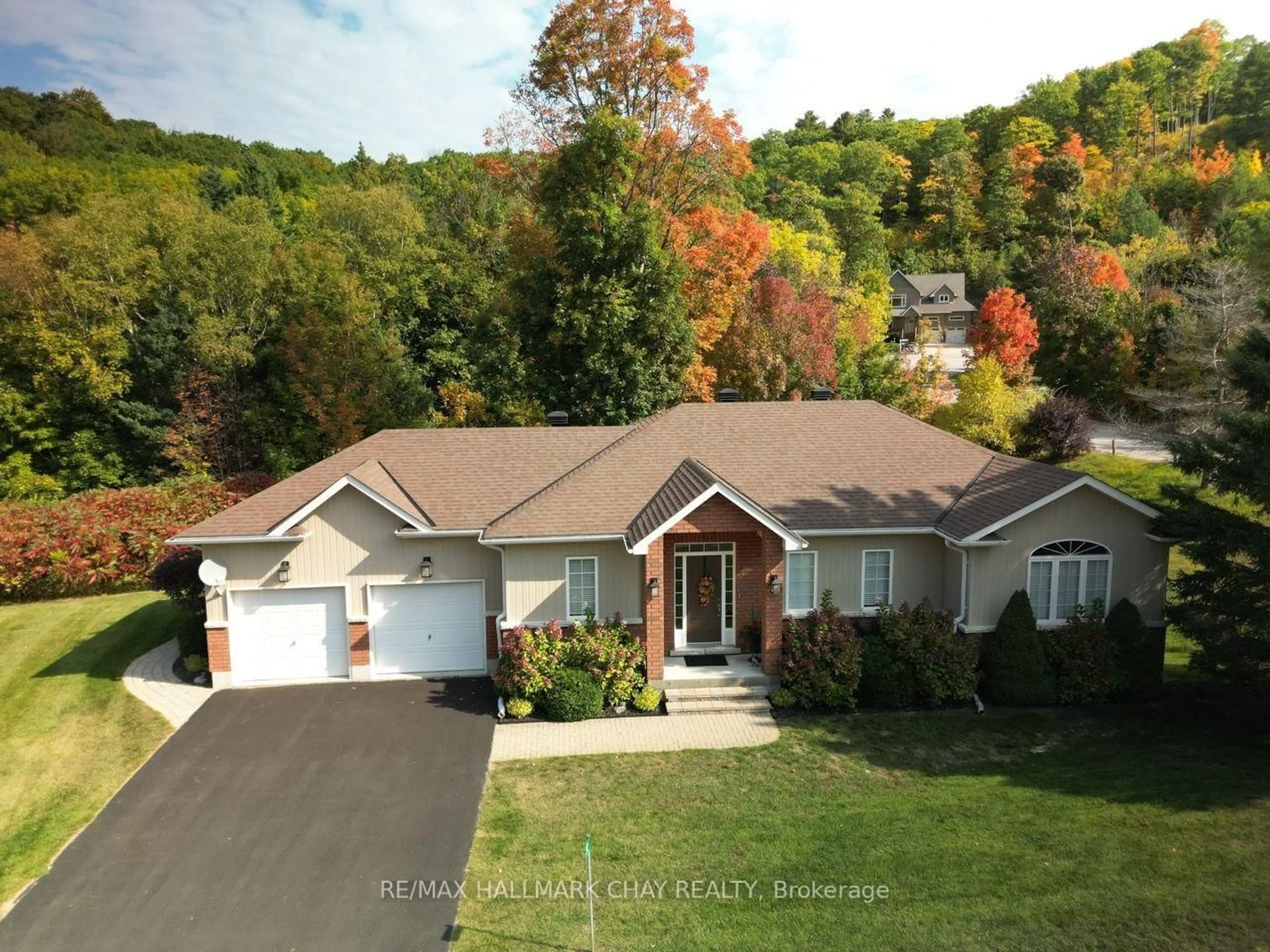 Home with vinyl exterior material, unknown for 32 Valleycrest Dr, Oro-Medonte Ontario L0L 2L0