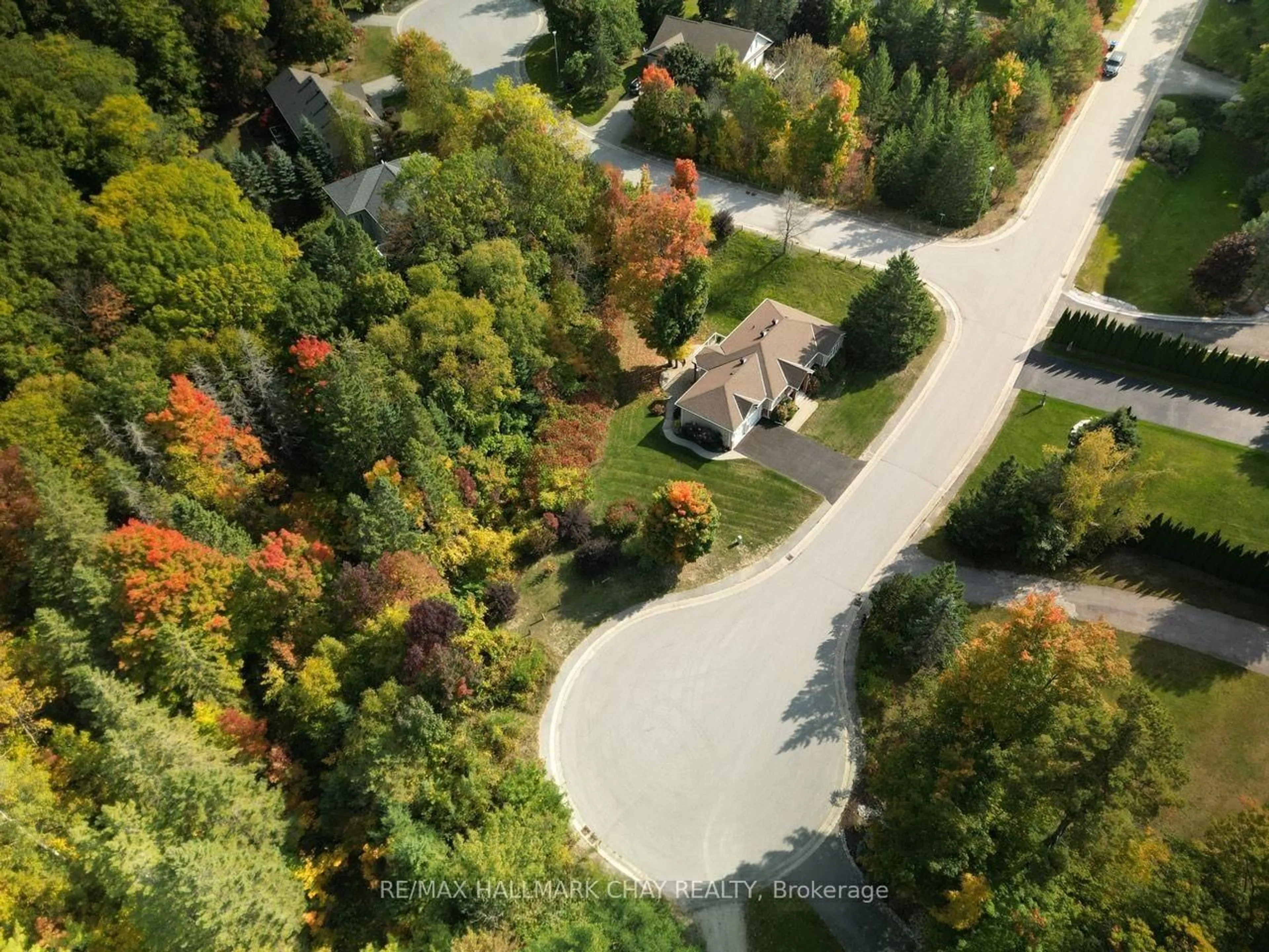 A pic from outside/outdoor area/front of a property/back of a property/a pic from drone, street for 32 Valleycrest Dr, Oro-Medonte Ontario L0L 2L0