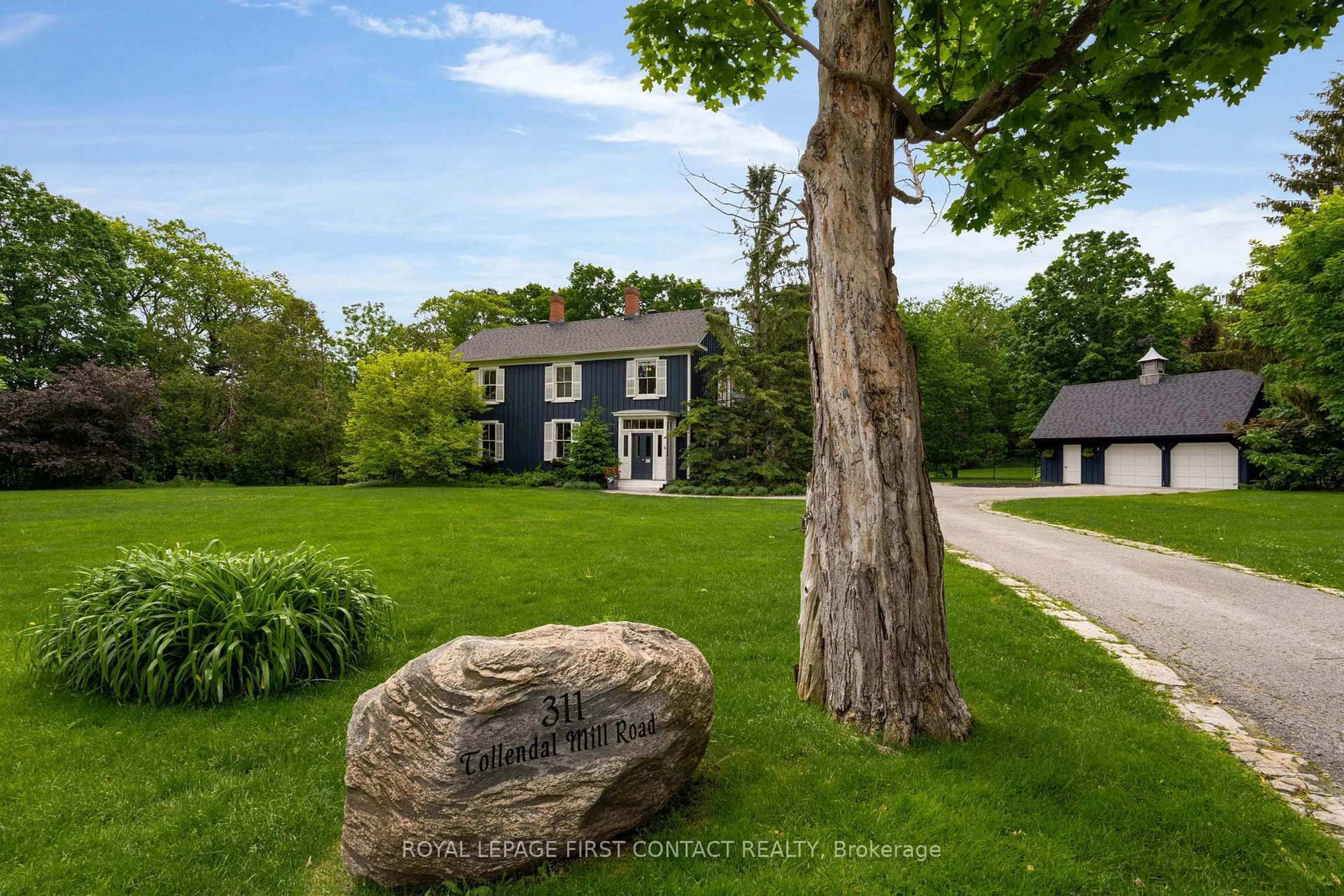 A pic from outside/outdoor area/front of a property/back of a property/a pic from drone, street for 311 Tollendal Mill Rd, Barrie Ontario L4N 7S6