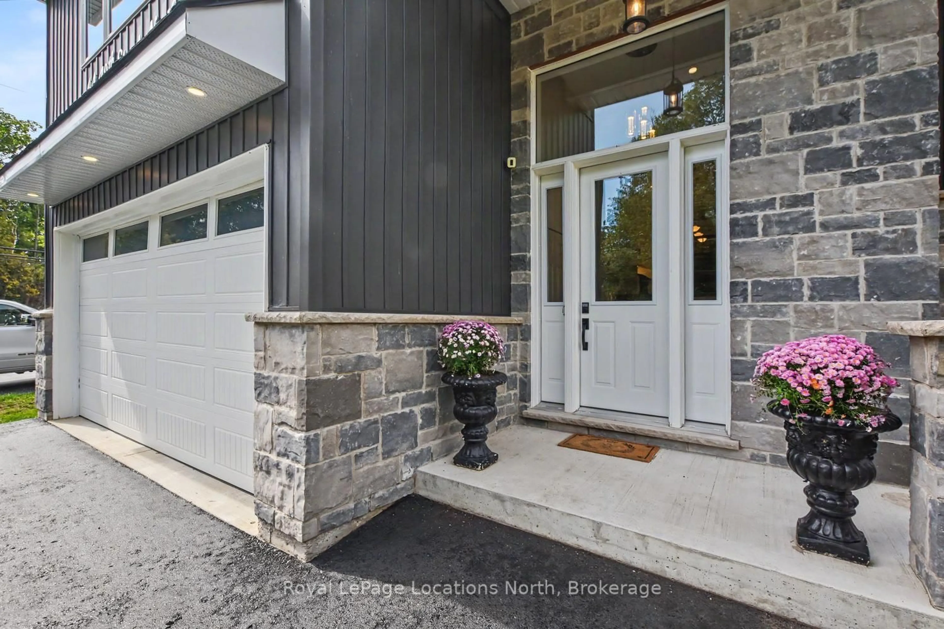 Indoor entryway for 64 49th St, Wasaga Beach Ontario L9Z 1Y1