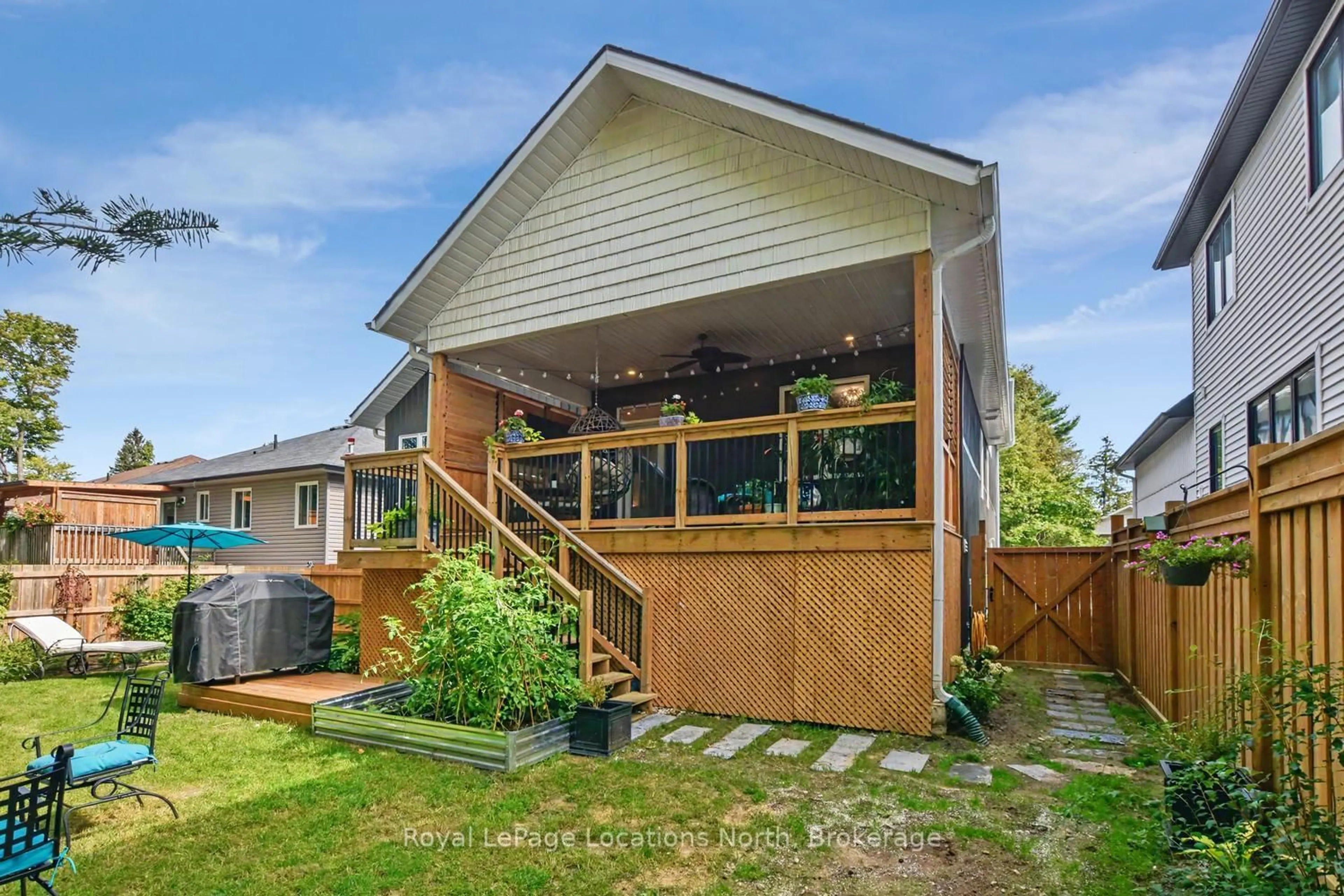 Home with vinyl exterior material, mountain view for 64 49th St, Wasaga Beach Ontario L9Z 1Y1