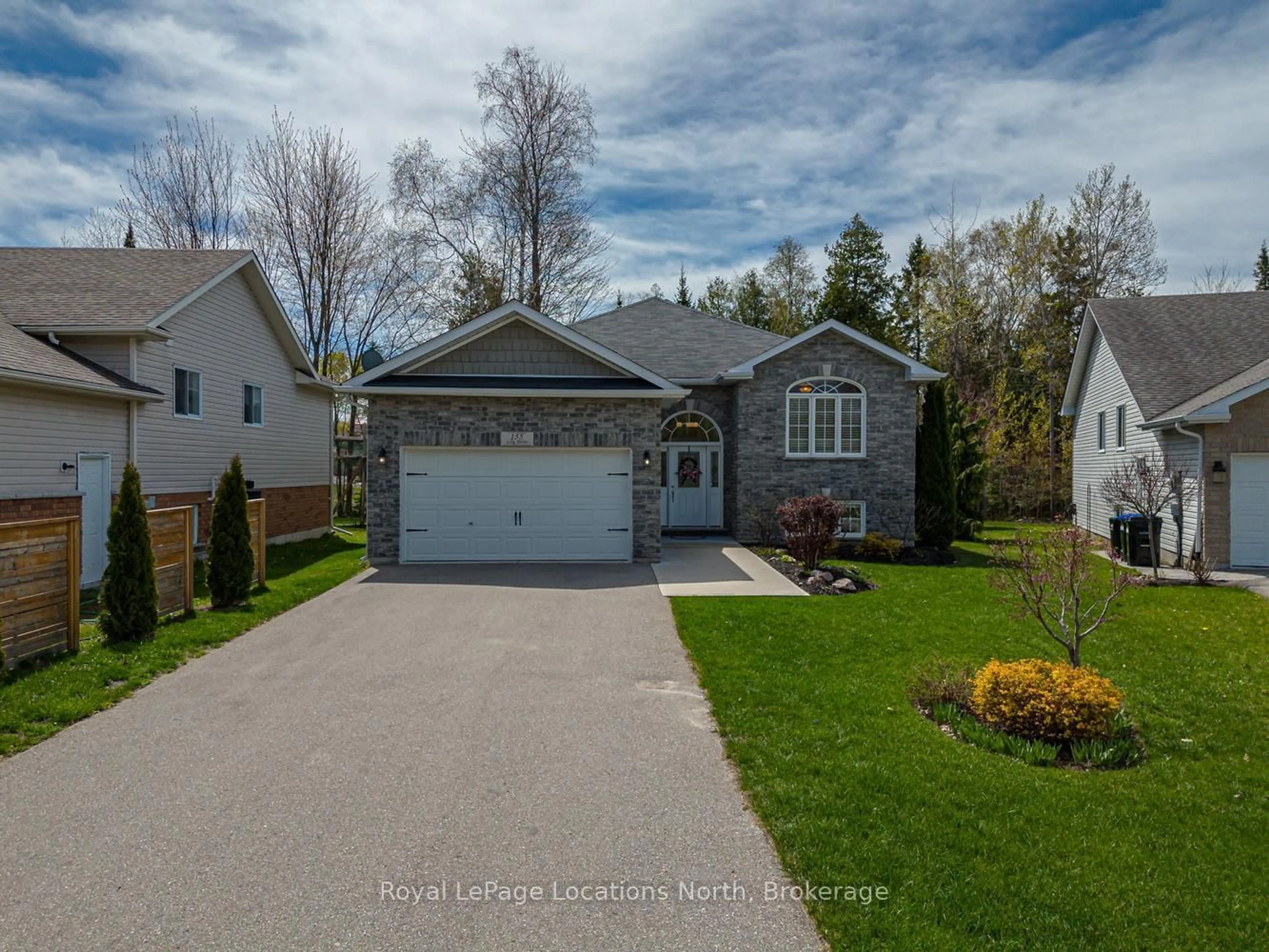 A pic from outside/outdoor area/front of a property/back of a property/a pic from drone, street for 155 Lily Dr, Wasaga Beach Ontario L9Z 2Z5