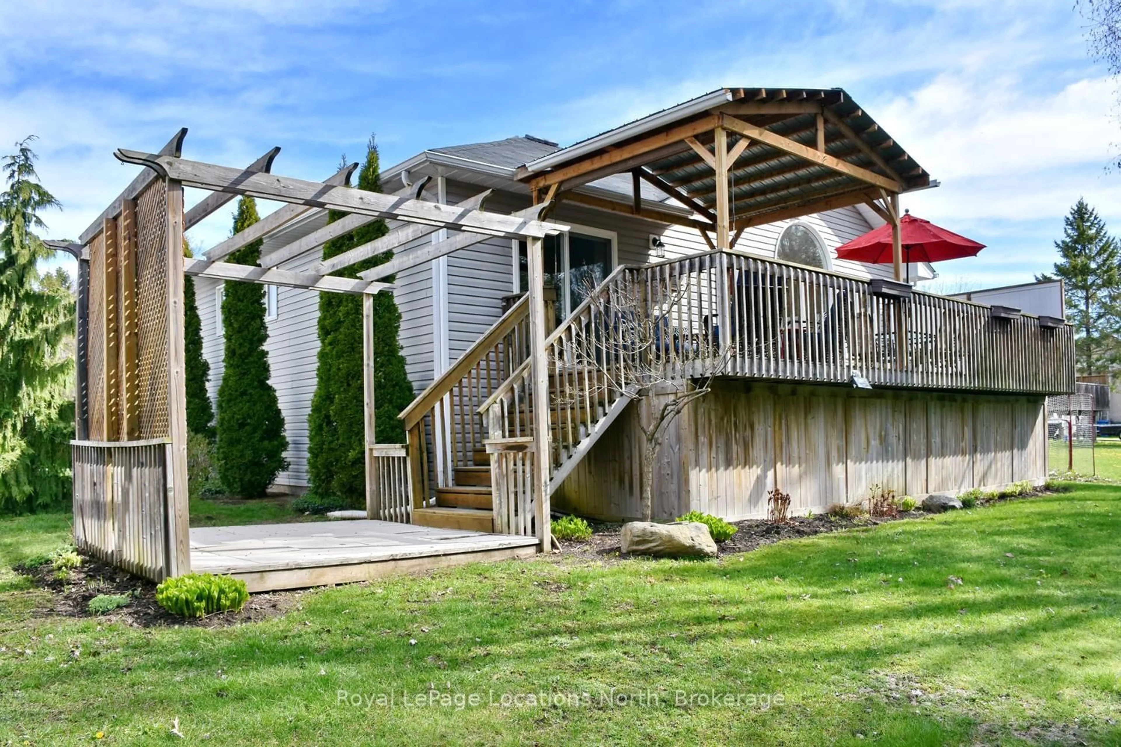 Patio, building for 155 Lily Dr, Wasaga Beach Ontario L9Z 2Z5