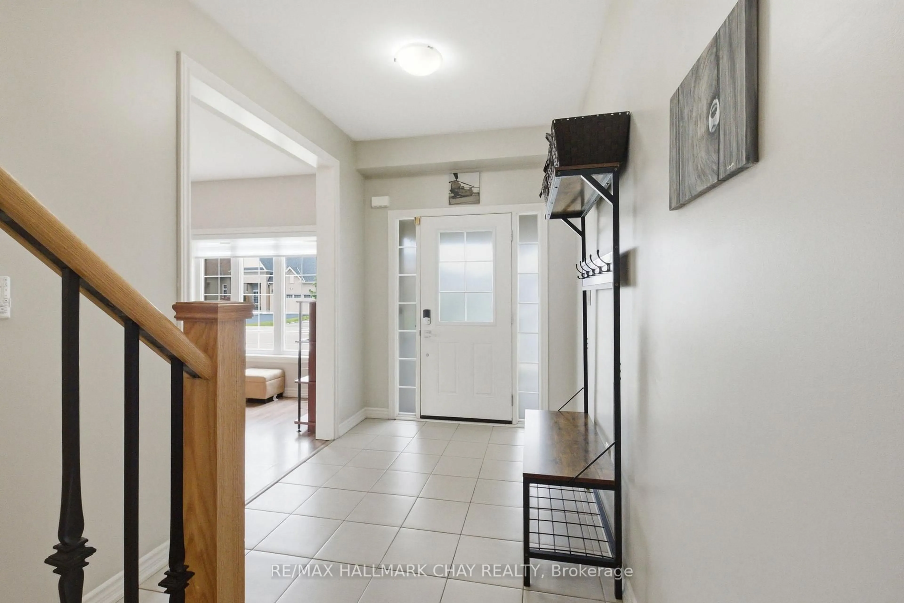 Indoor foyer for 215 Breton St, Clearview Ontario L0M 1S0