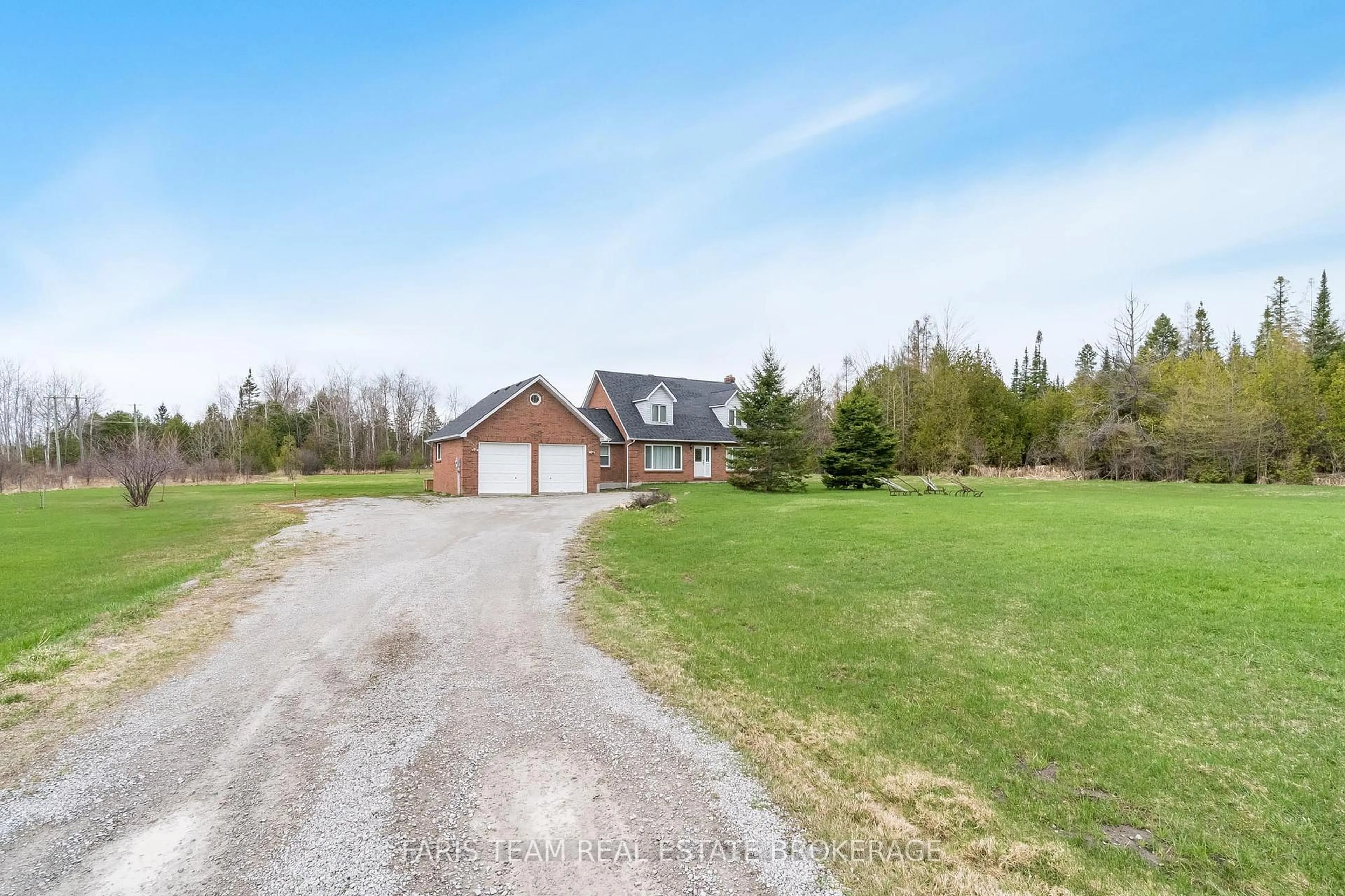 A pic from outside/outdoor area/front of a property/back of a property/a pic from drone, unknown for 2104 Newton St, Tay Ontario L0K 2A0
