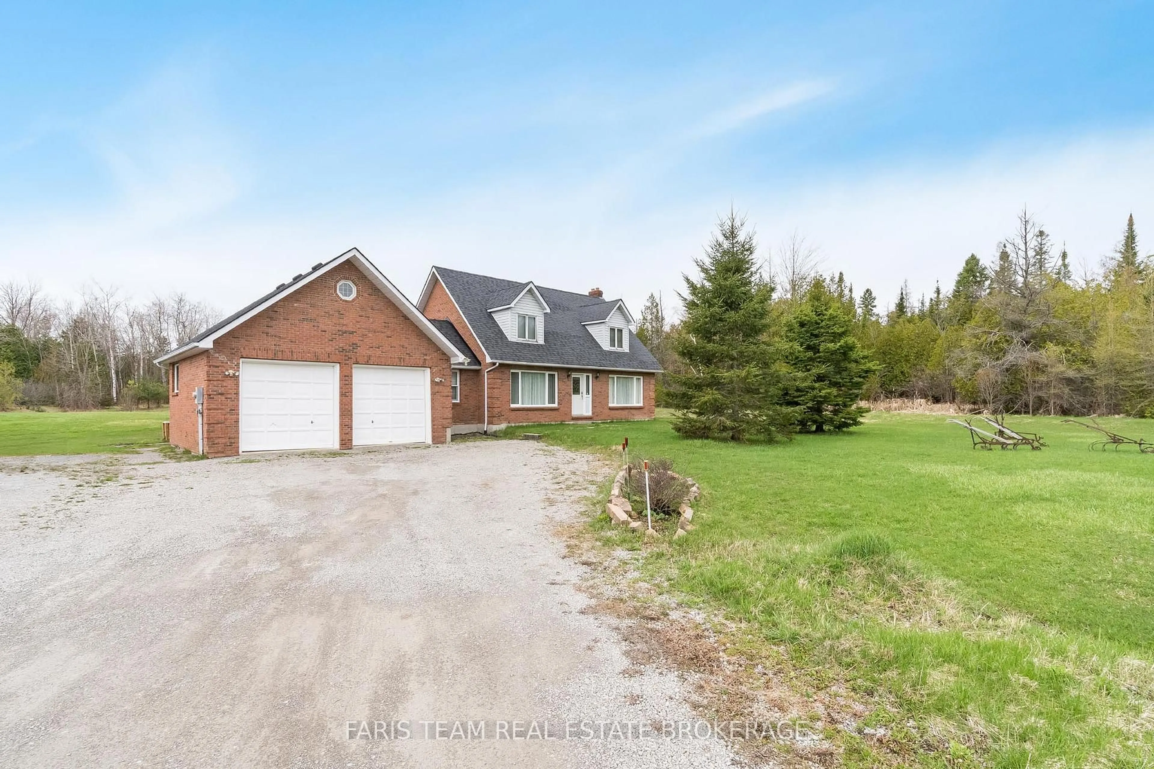 A pic from outside/outdoor area/front of a property/back of a property/a pic from drone, unknown for 2104 Newton St, Tay Ontario L0K 2A0