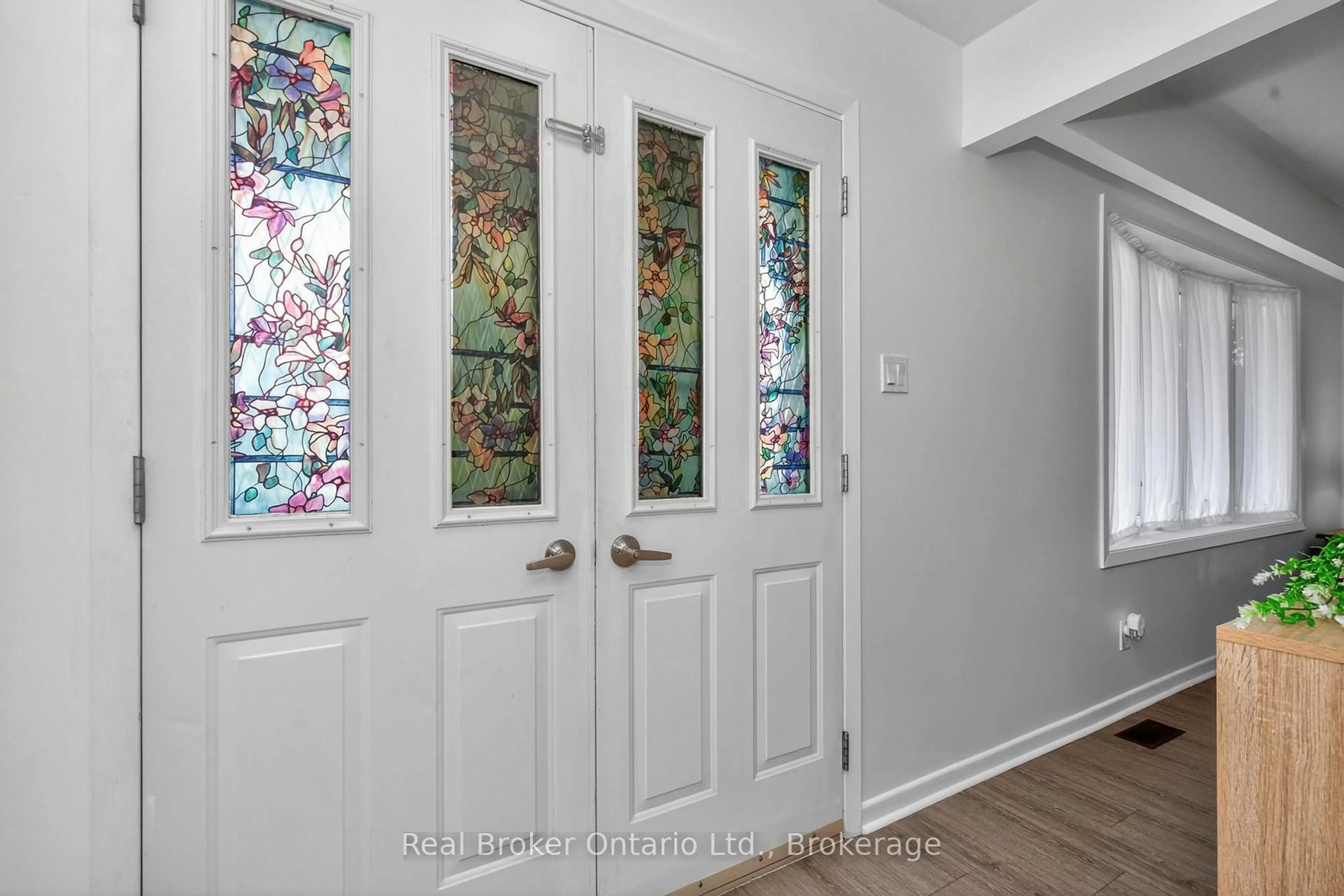 Indoor entryway for 647 Manly St, Midland Ontario L4R 3G7