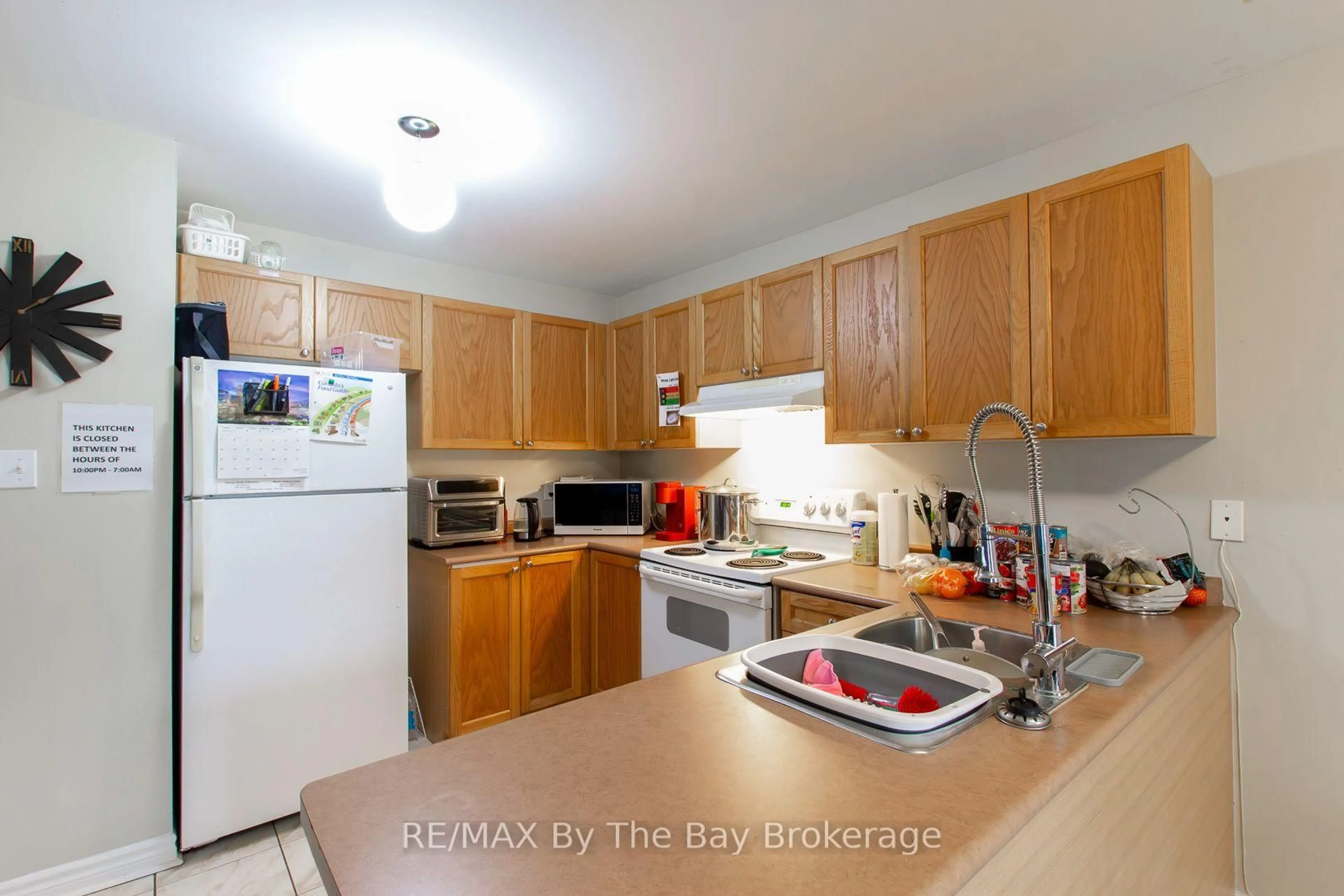 Standard kitchen, wood/laminate floor for 48 Rose Valley Way, Wasaga Beach Ontario L9Z 3C4