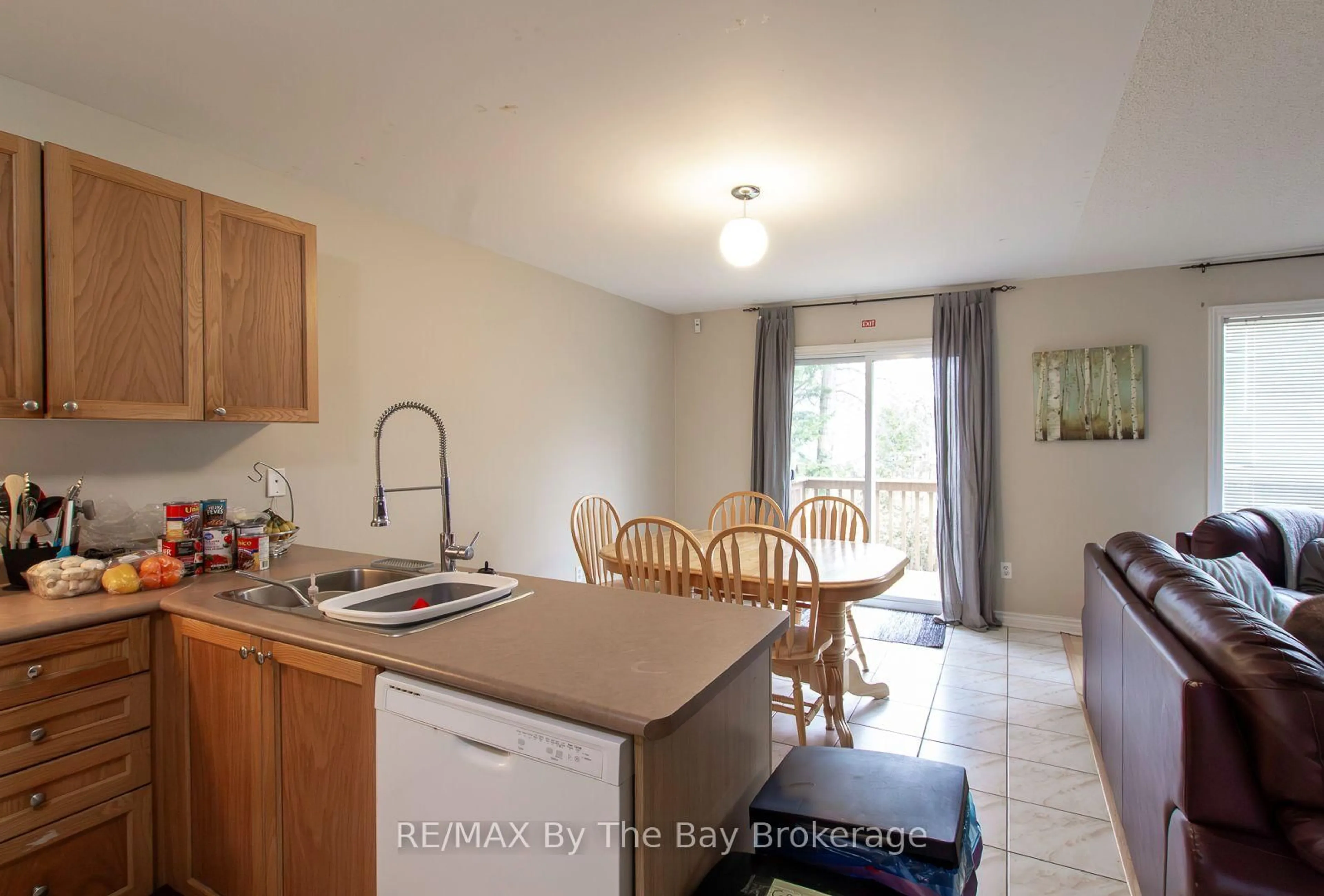 Standard kitchen, unknown for 48 Rose Valley Way, Wasaga Beach Ontario L9Z 3C4