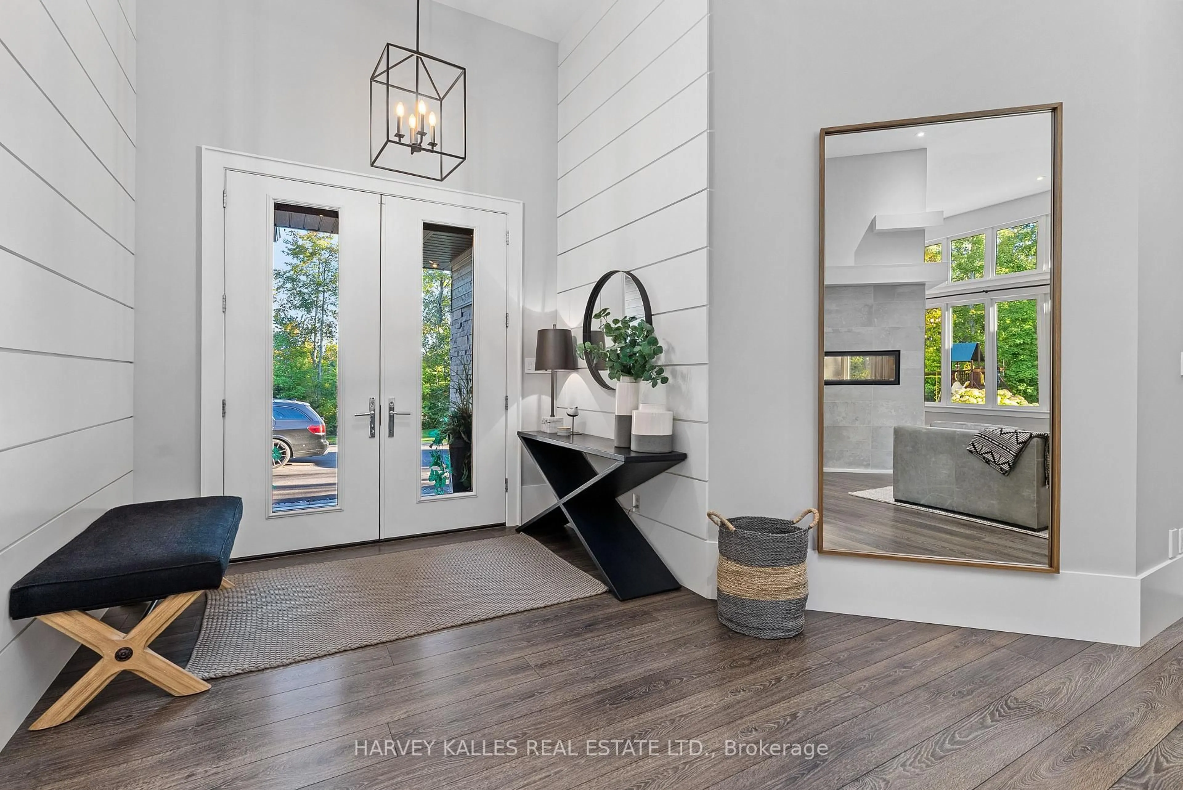 Indoor entryway for 42 Windfield Dr, Oro-Medonte Ontario L0L 2L0