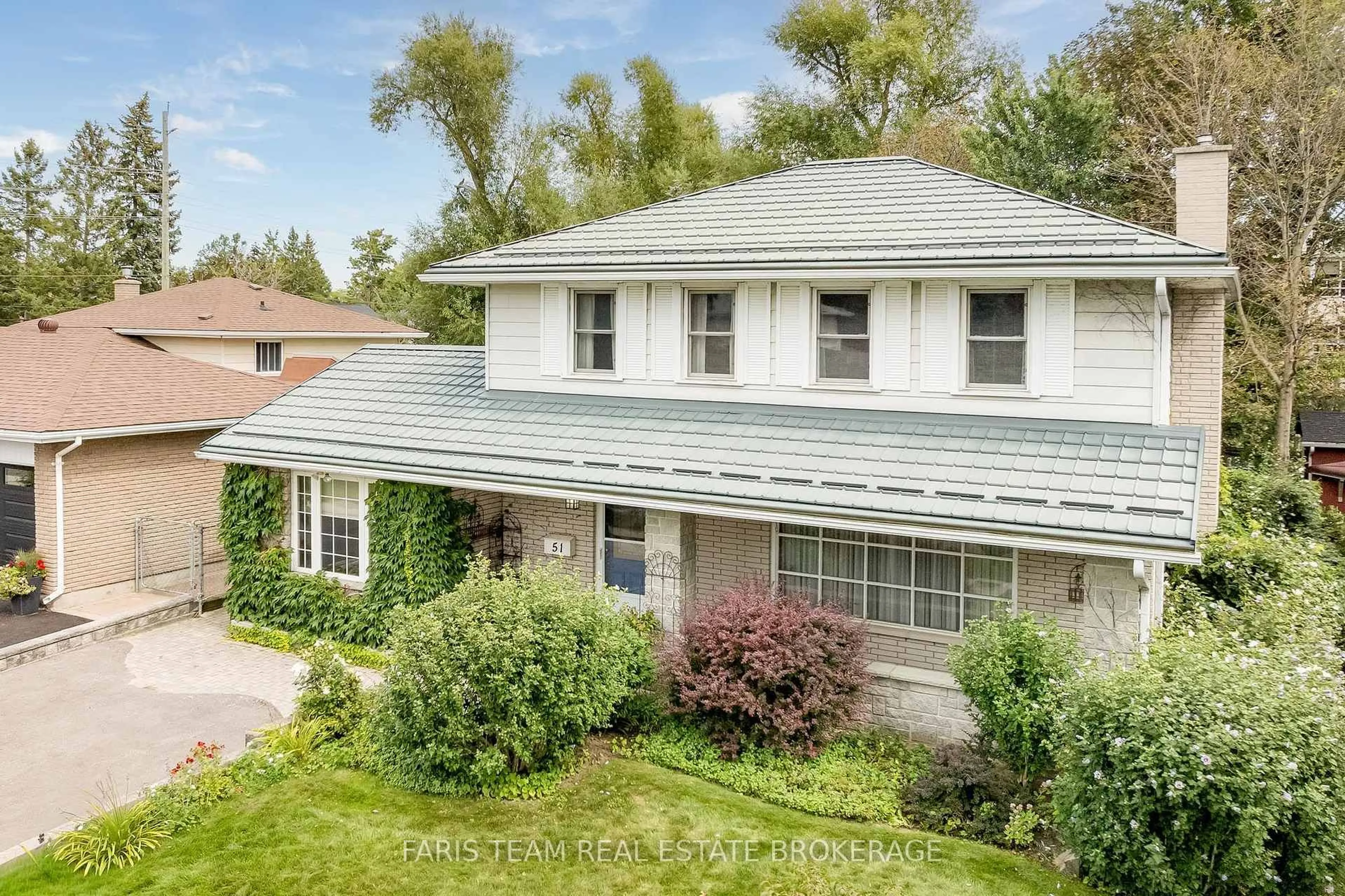 A pic from outside/outdoor area/front of a property/back of a property/a pic from drone, street for 51 Davies Cres, Barrie Ontario L4M 2M4
