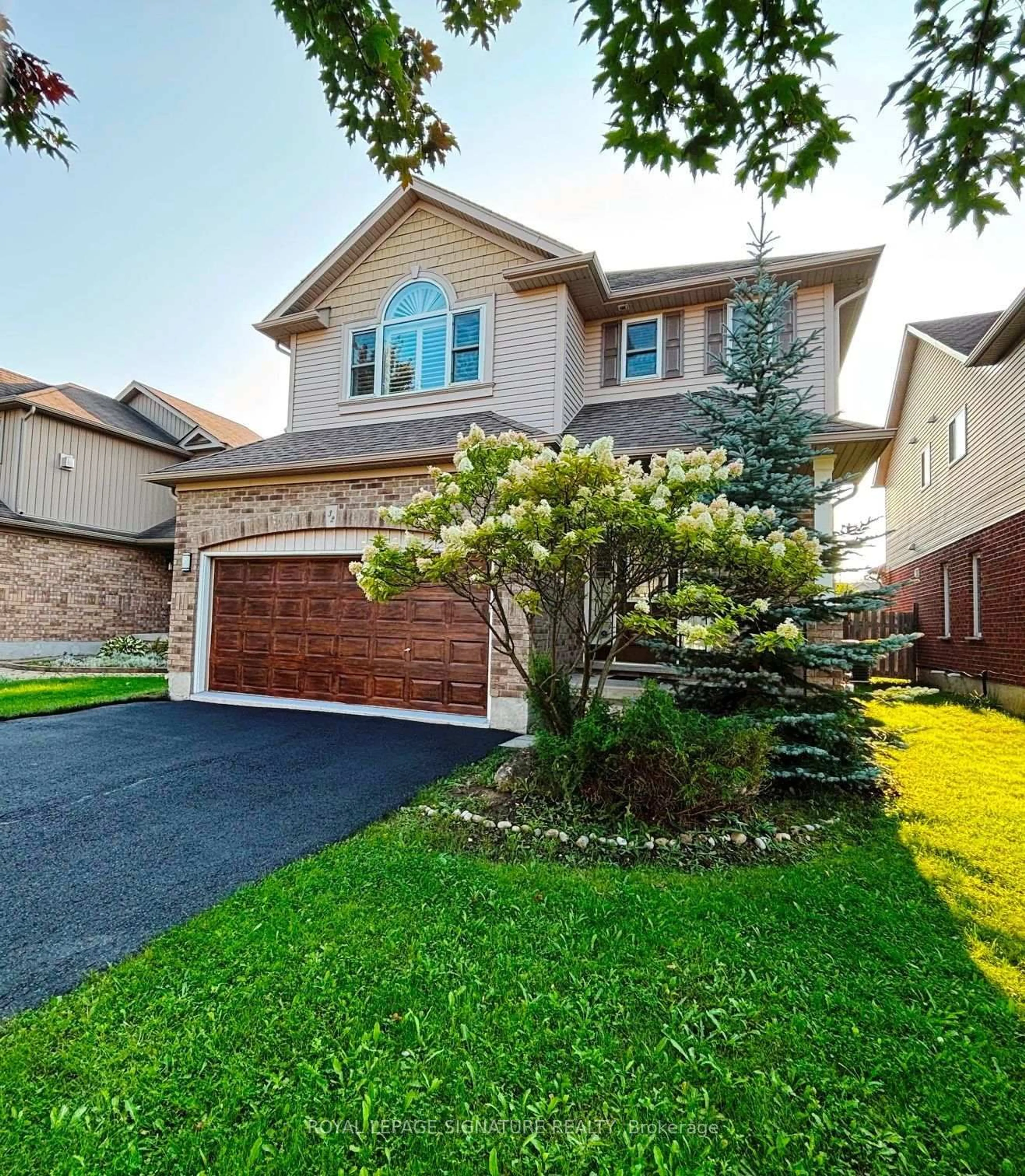 Home with brick exterior material, street for 32 Davis St, Collingwood Ontario L4P 3T8