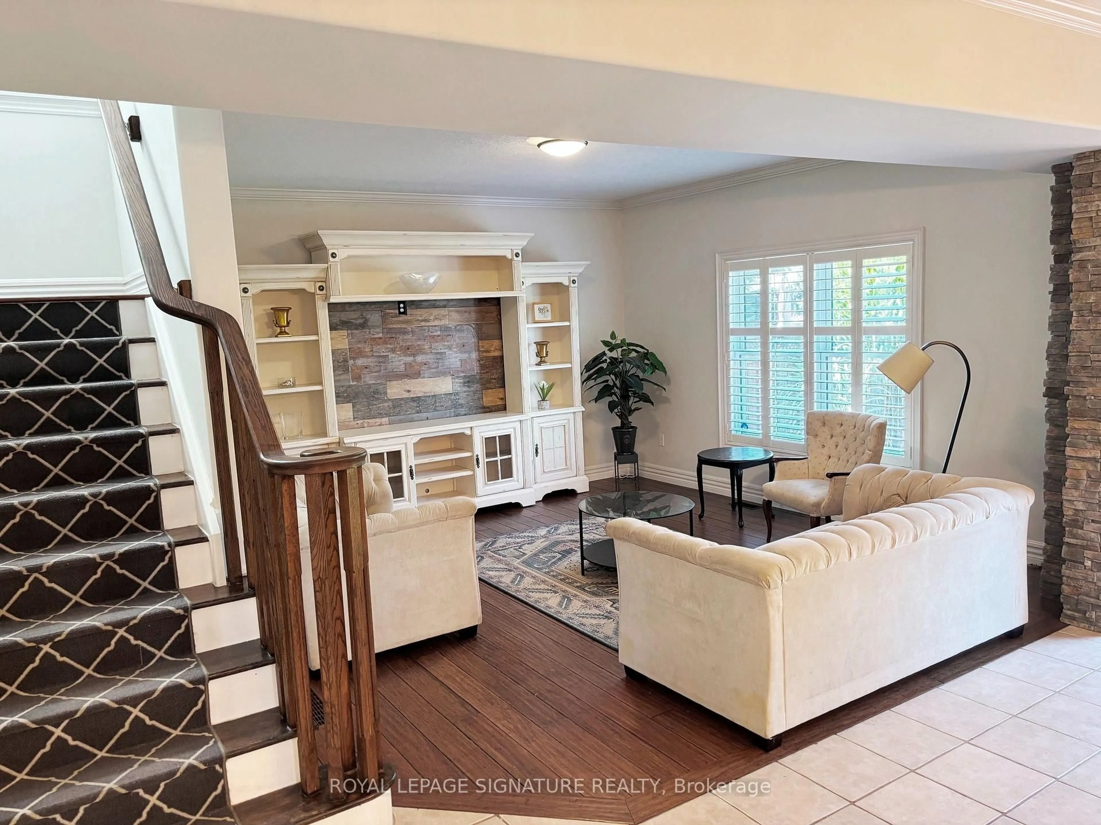 Indoor entryway for 32 Davis St, Collingwood Ontario L4P 3T8