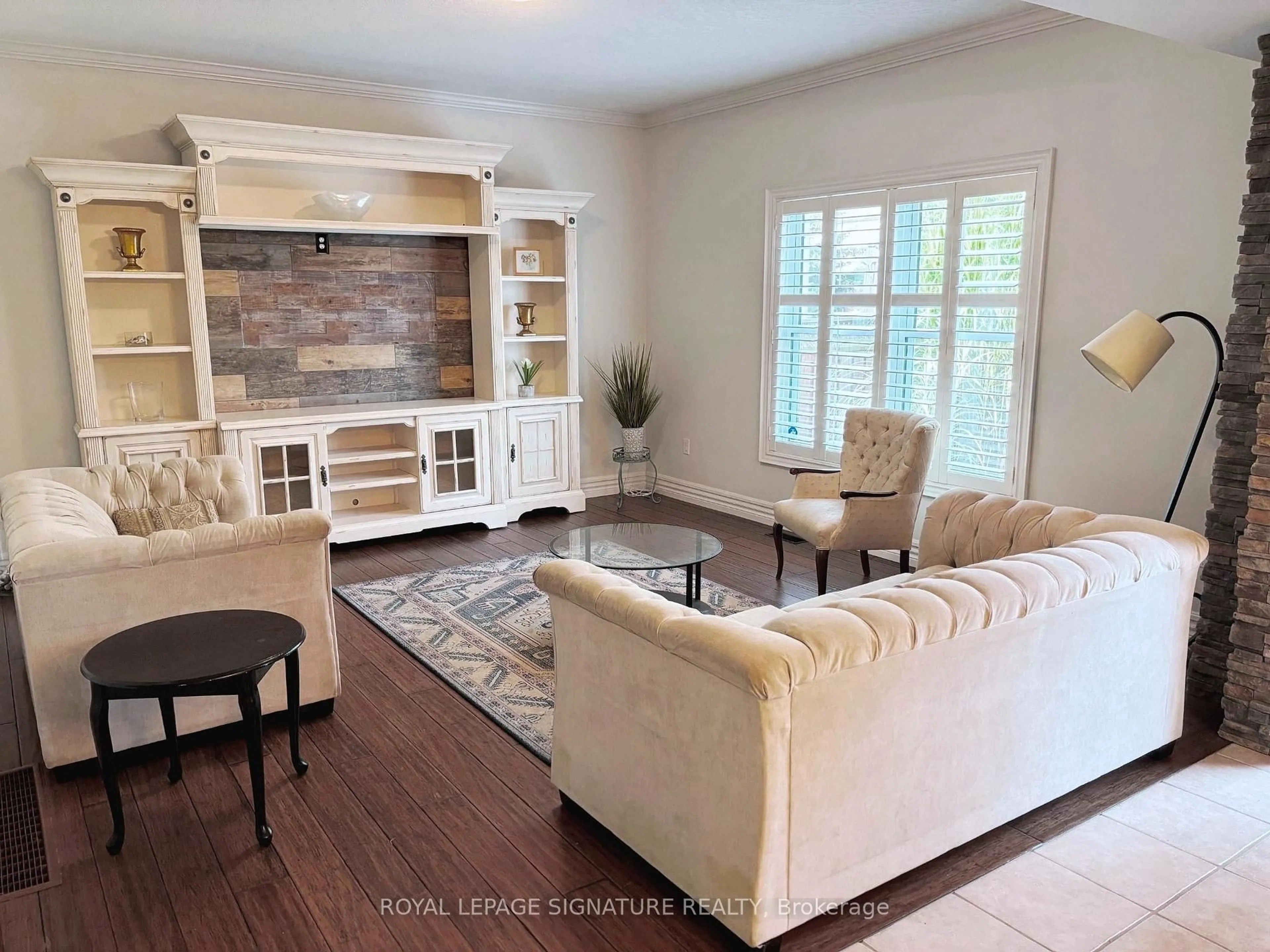 Living room with furniture, unknown for 32 Davis St, Collingwood Ontario L4P 3T8