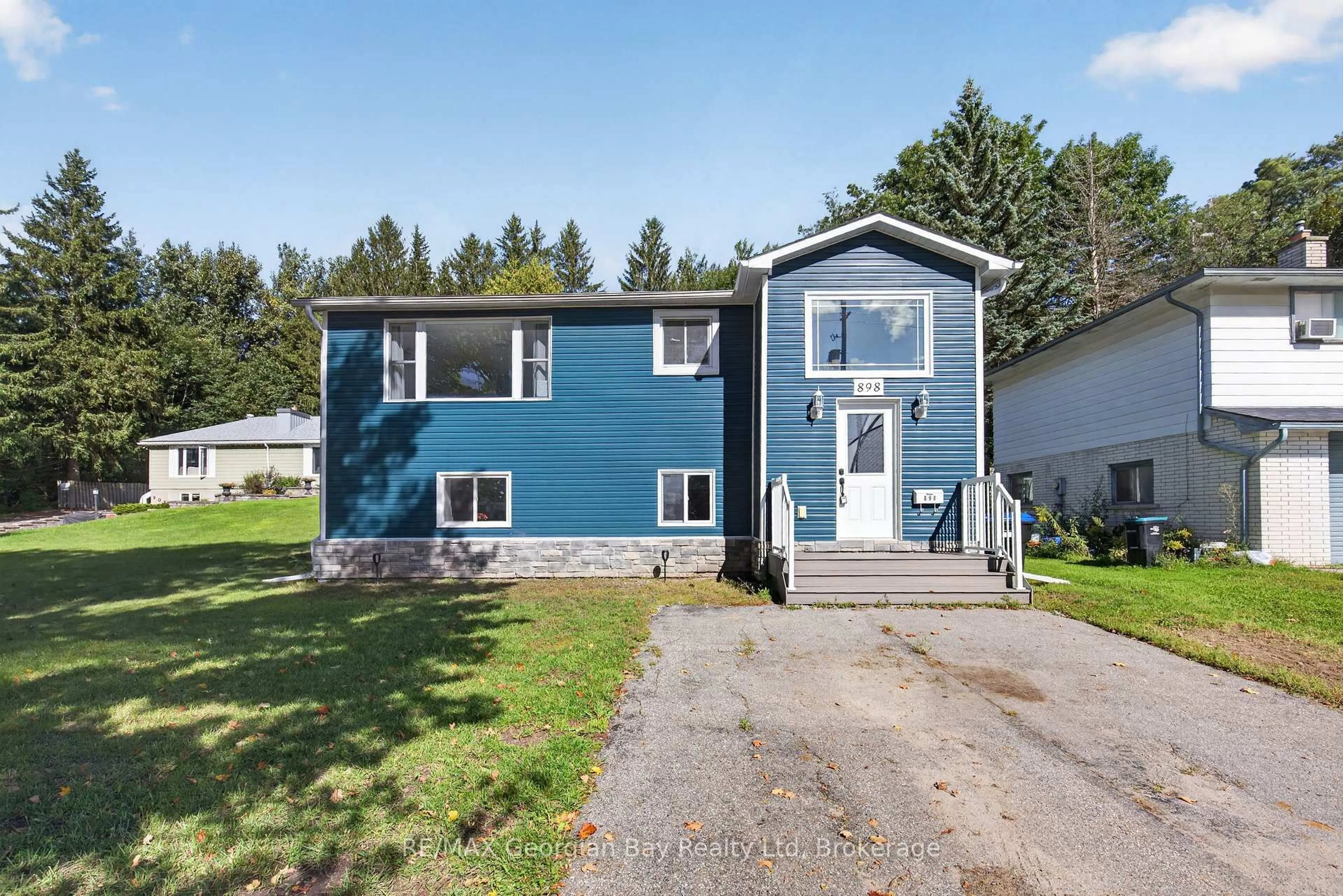 Home with vinyl exterior material, street for 898 Yonge St, Midland Ontario L4R 2E7