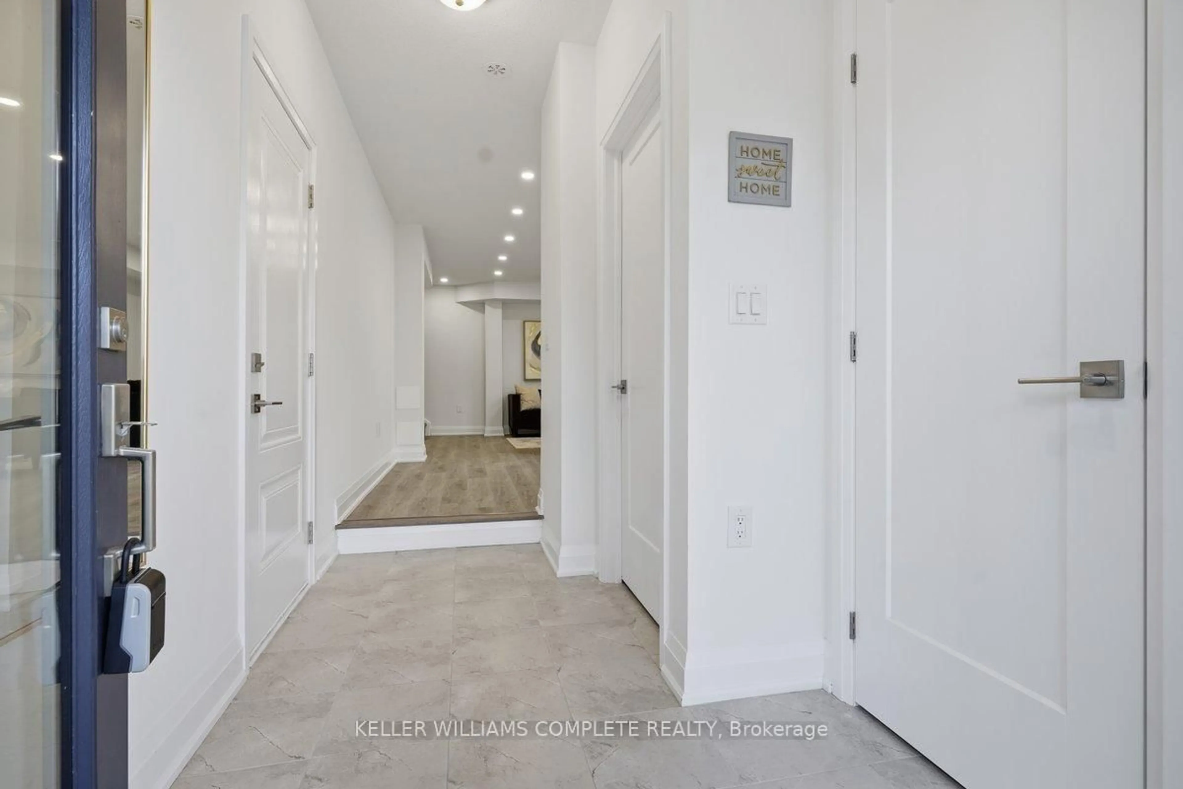 Indoor entryway for 10 Wyn Wood Lane, Orillia Ontario L3V 8P6