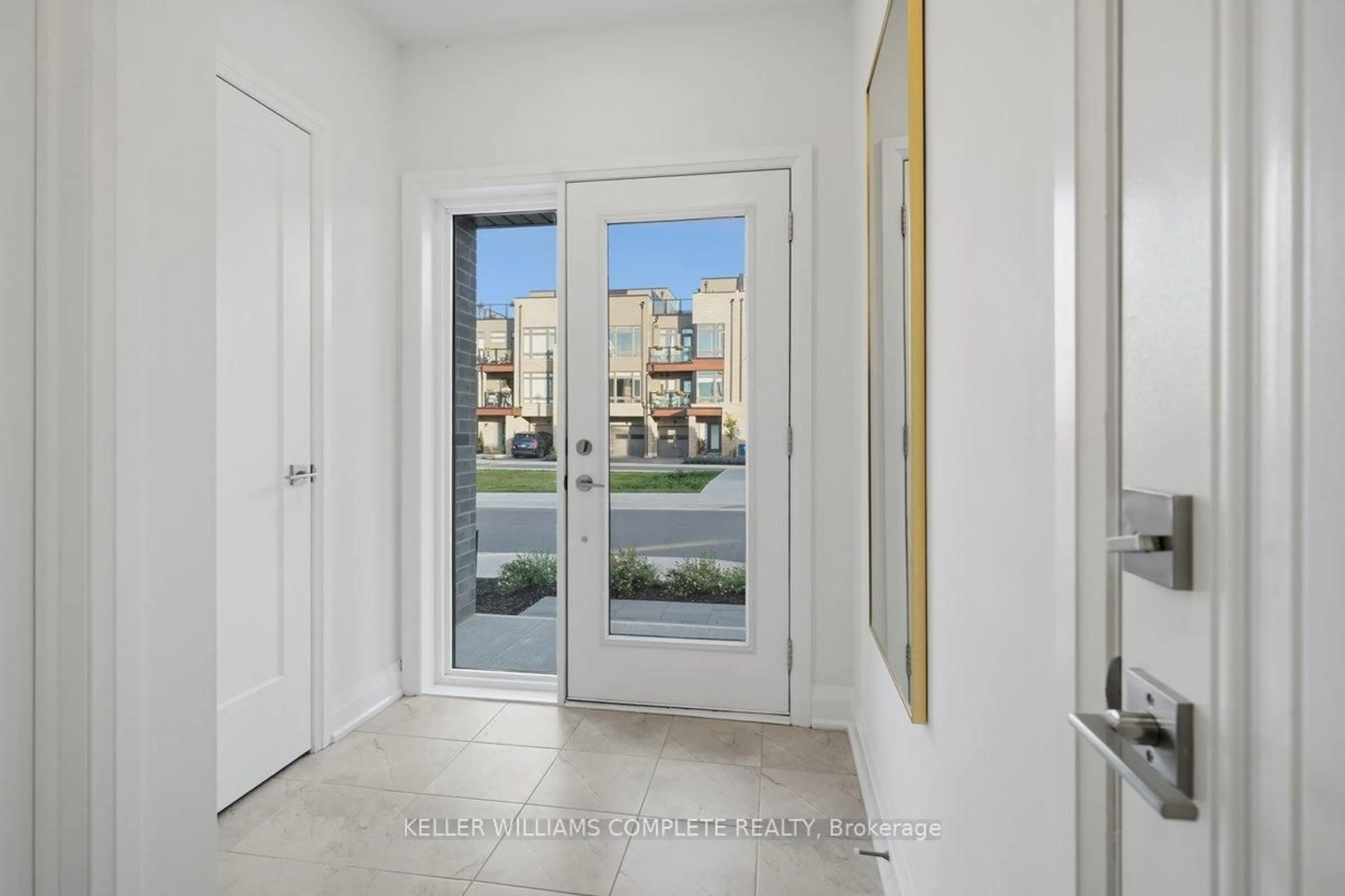Indoor entryway for 10 Wyn Wood Lane, Orillia Ontario L3V 8P6