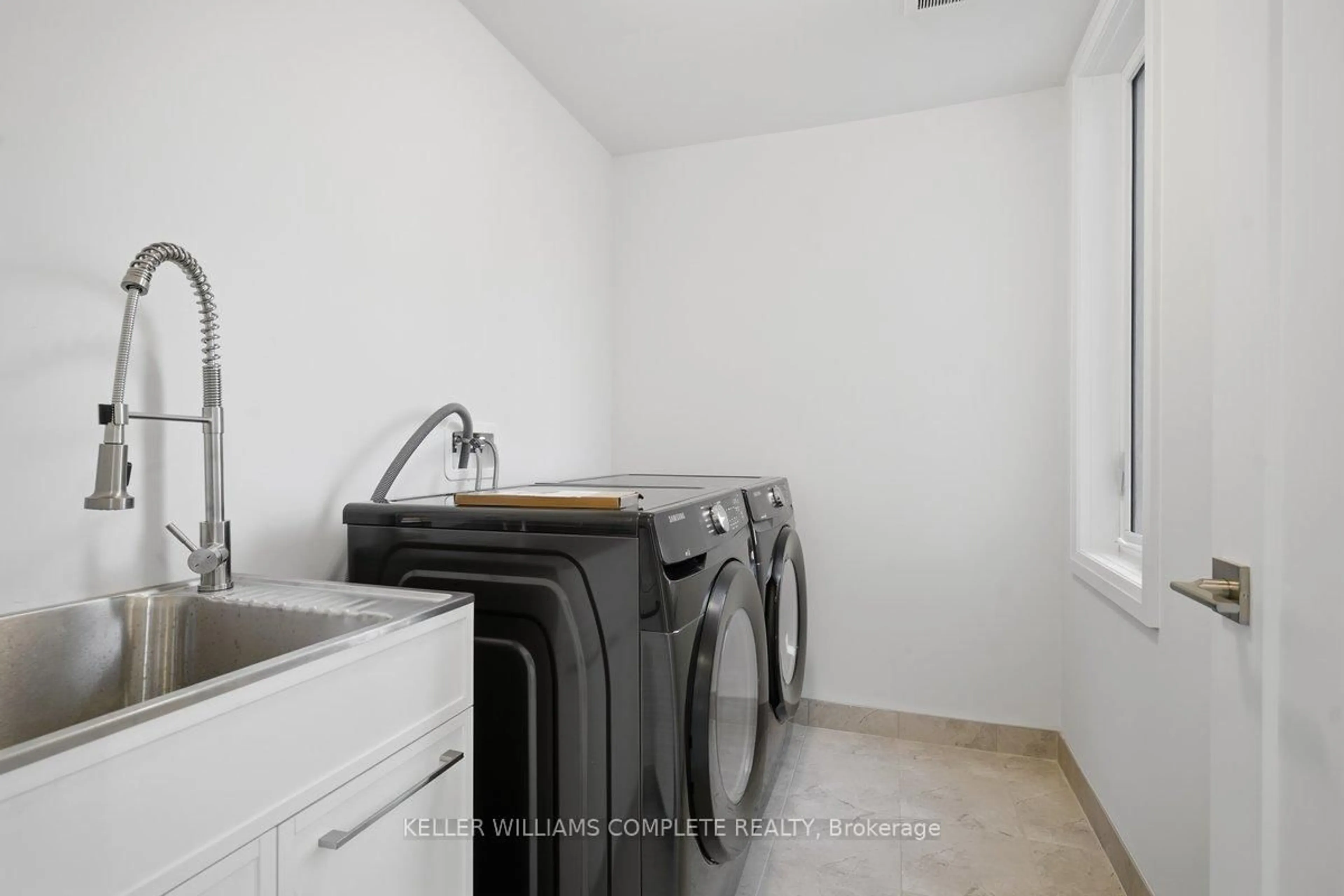Laundry room for 10 Wyn Wood Lane, Orillia Ontario L3V 8P6