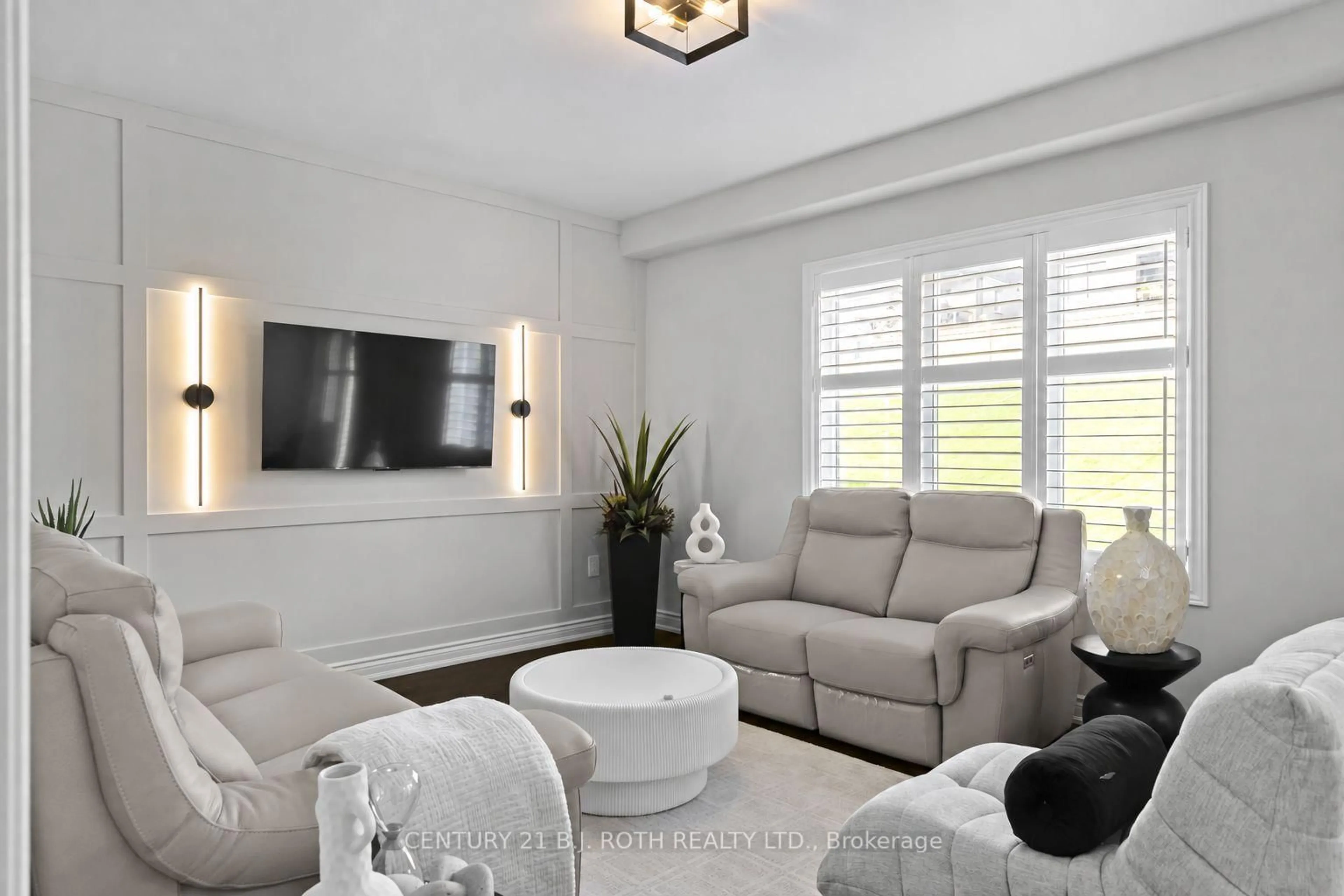 Living room with furniture, unknown for 2970 Monarch Dr, Orillia Ontario L3V 8M8