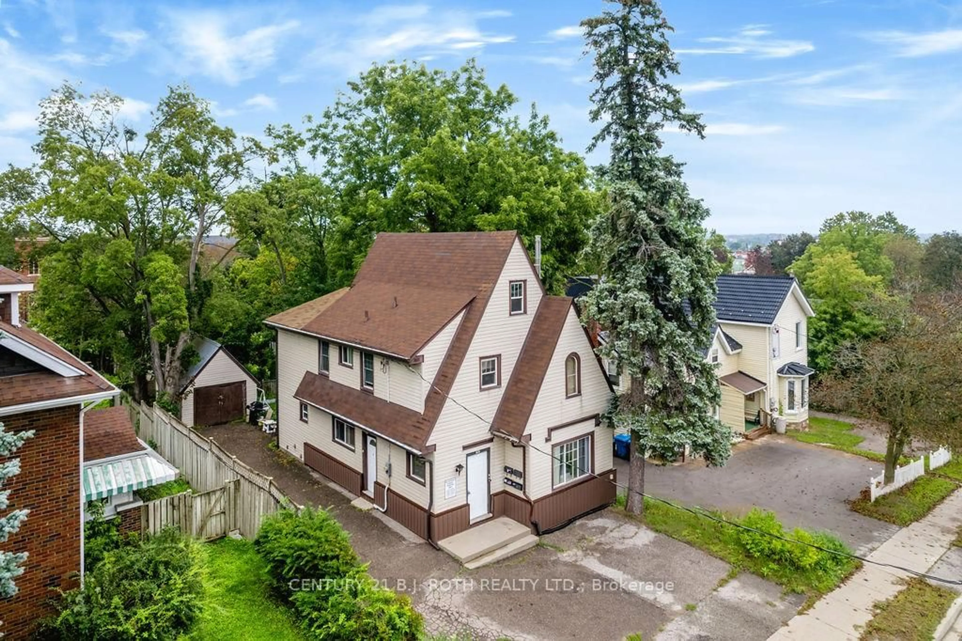 A pic from outside/outdoor area/front of a property/back of a property/a pic from drone, street for 102 West St, Orillia Ontario L3V 5C3