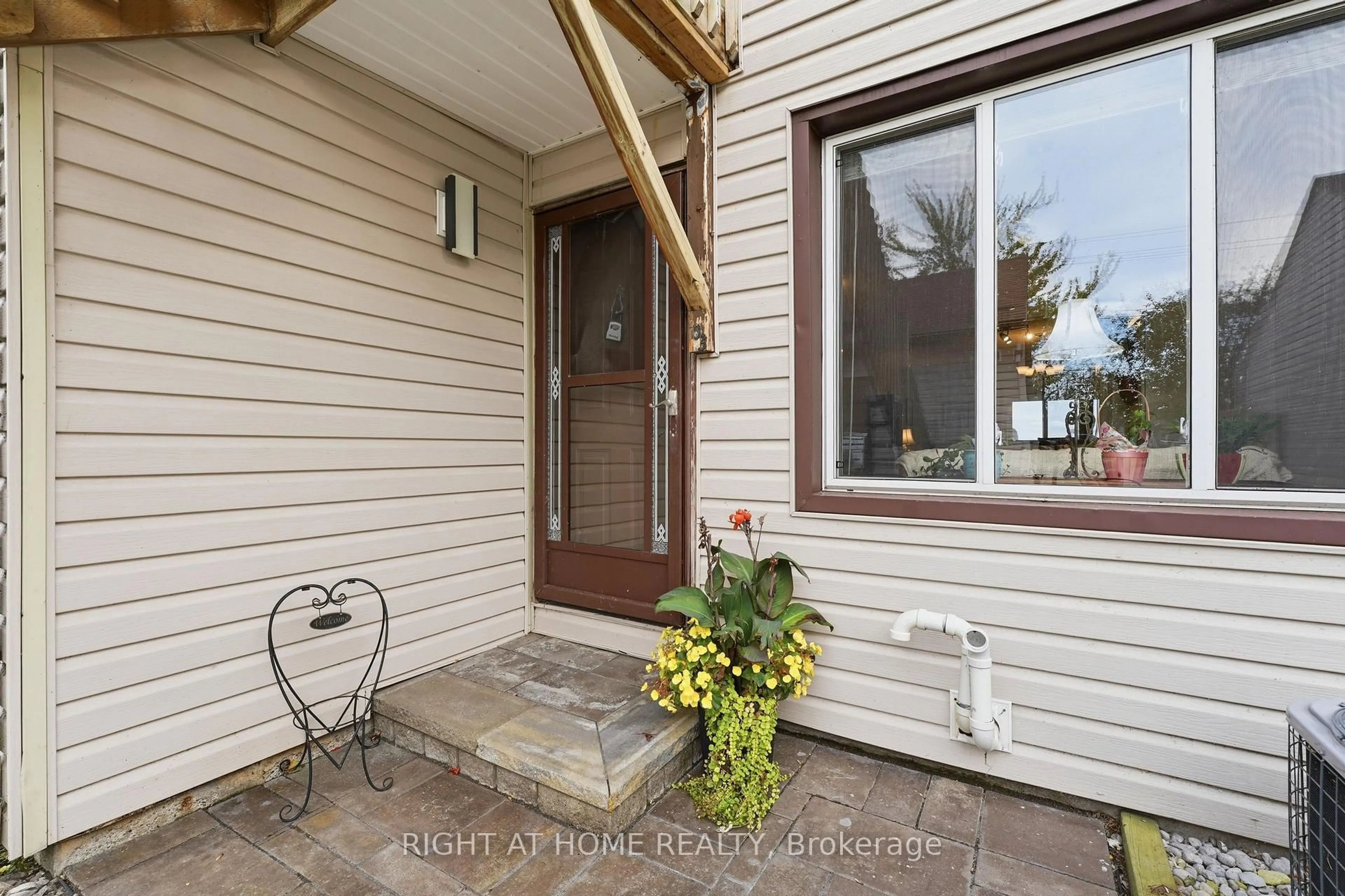 Indoor entryway for 43 Olive Cres #103, Orillia Ontario L3V 7M8