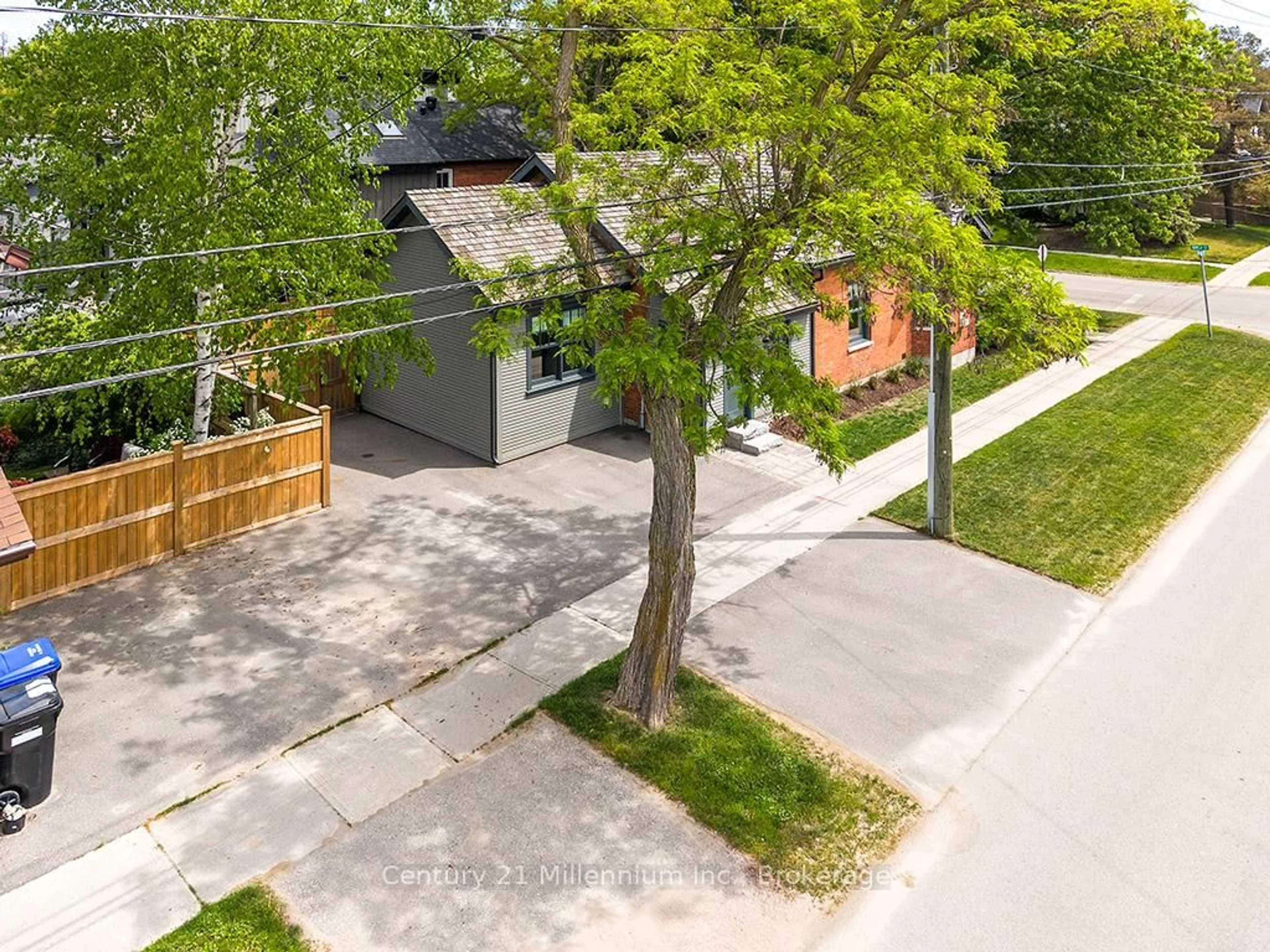 A pic from outside/outdoor area/front of a property/back of a property/a pic from drone, street for 350 Birch St, Collingwood Ontario L9Y 2V7