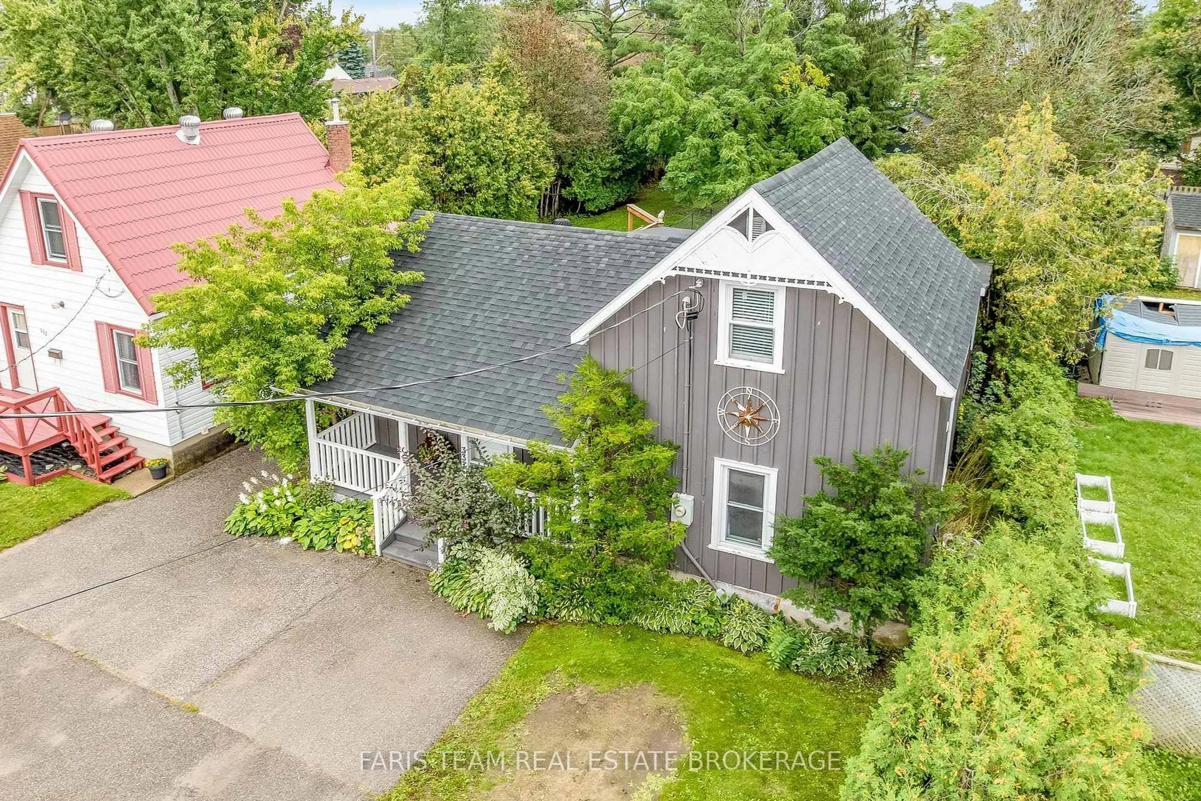 A pic from outside/outdoor area/front of a property/back of a property/a pic from drone, street for 337 Nottawasaga St, Orillia Ontario L3V 3K7