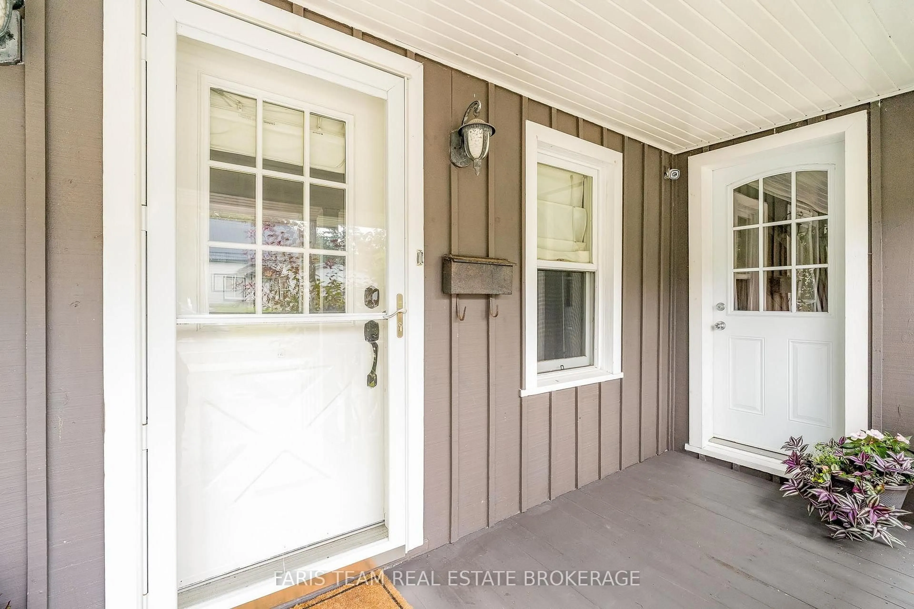 Indoor entryway for 337 Nottawasaga St, Orillia Ontario L3V 3K7