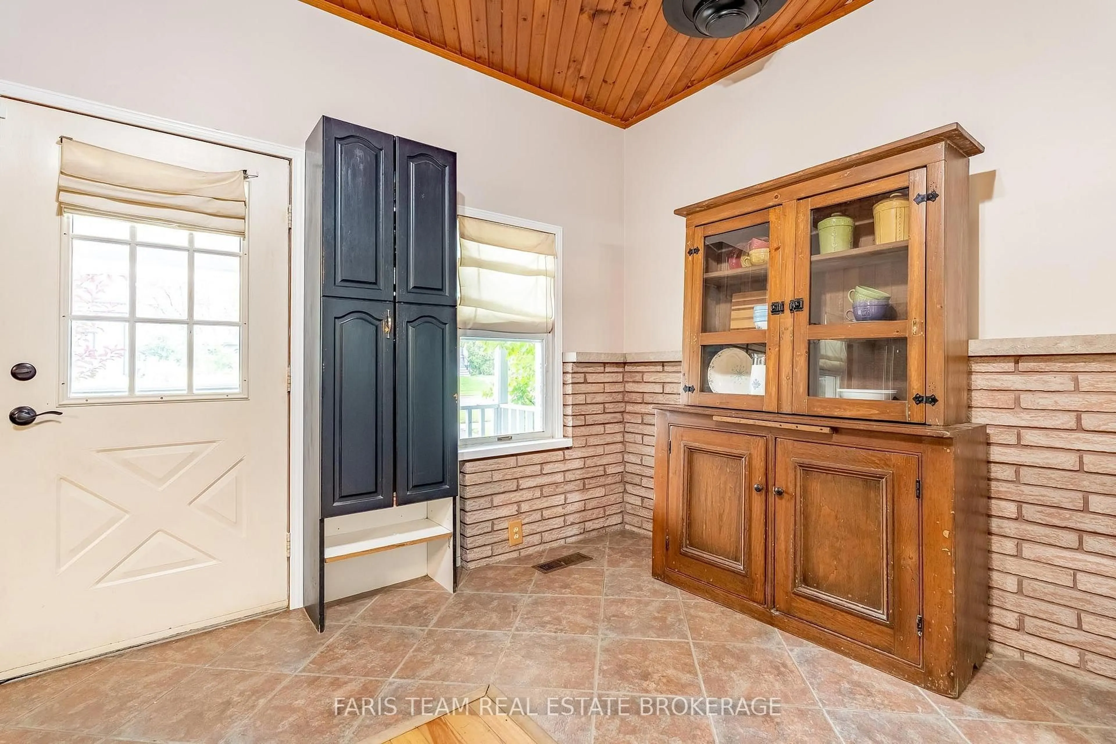 Indoor entryway for 337 Nottawasaga St, Orillia Ontario L3V 3K7
